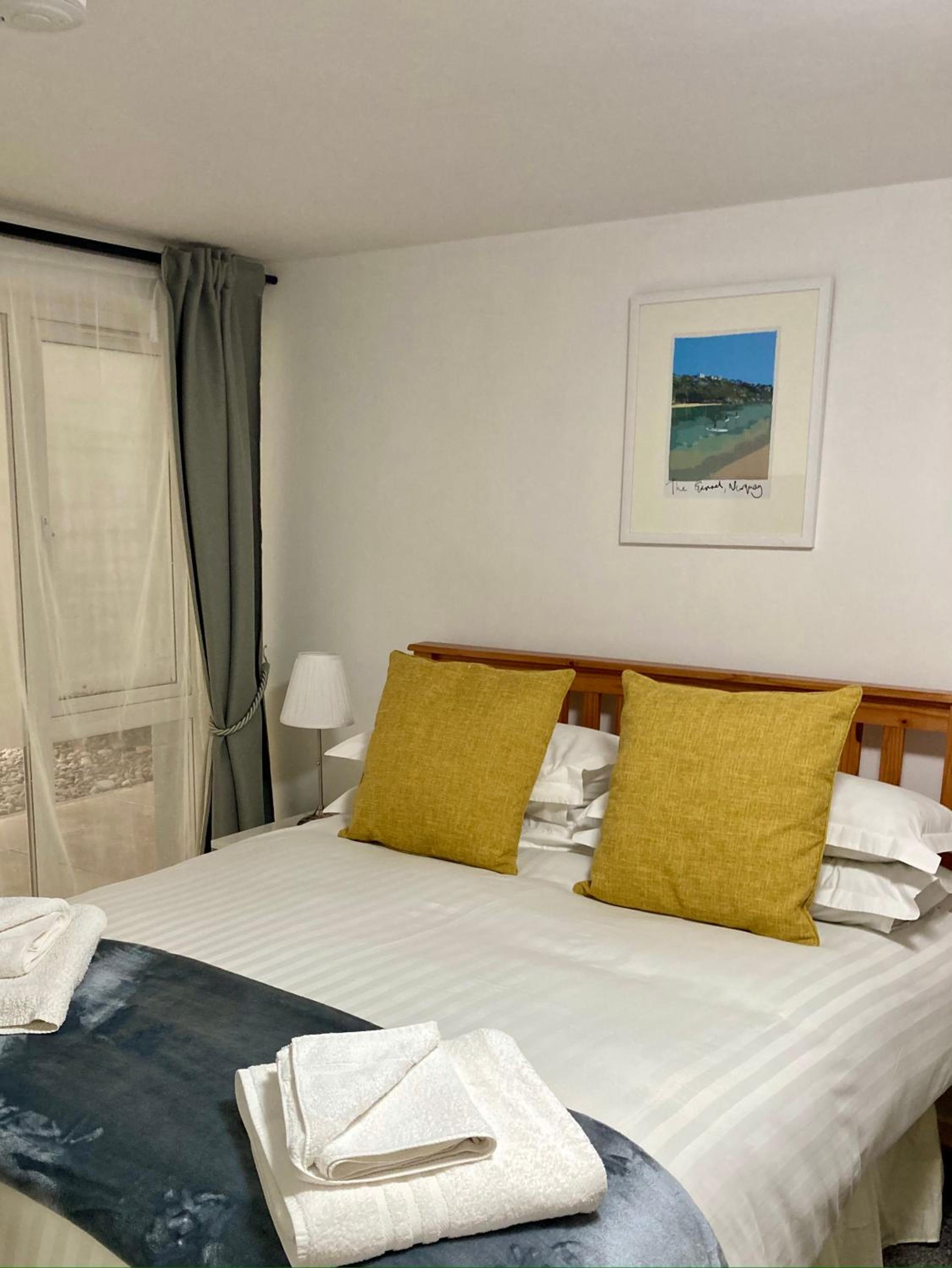 ONE BED APARTMENT GROUND FLOOR ONE MINUTE walk TOWAN BEACH FREE PARKING view 2