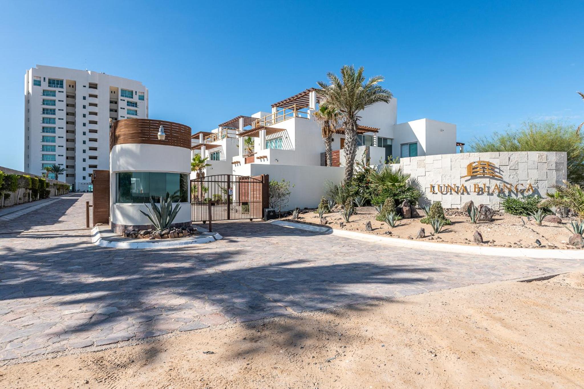 Hotel Luna Blanca Three Bedroom Unit By Kivoya