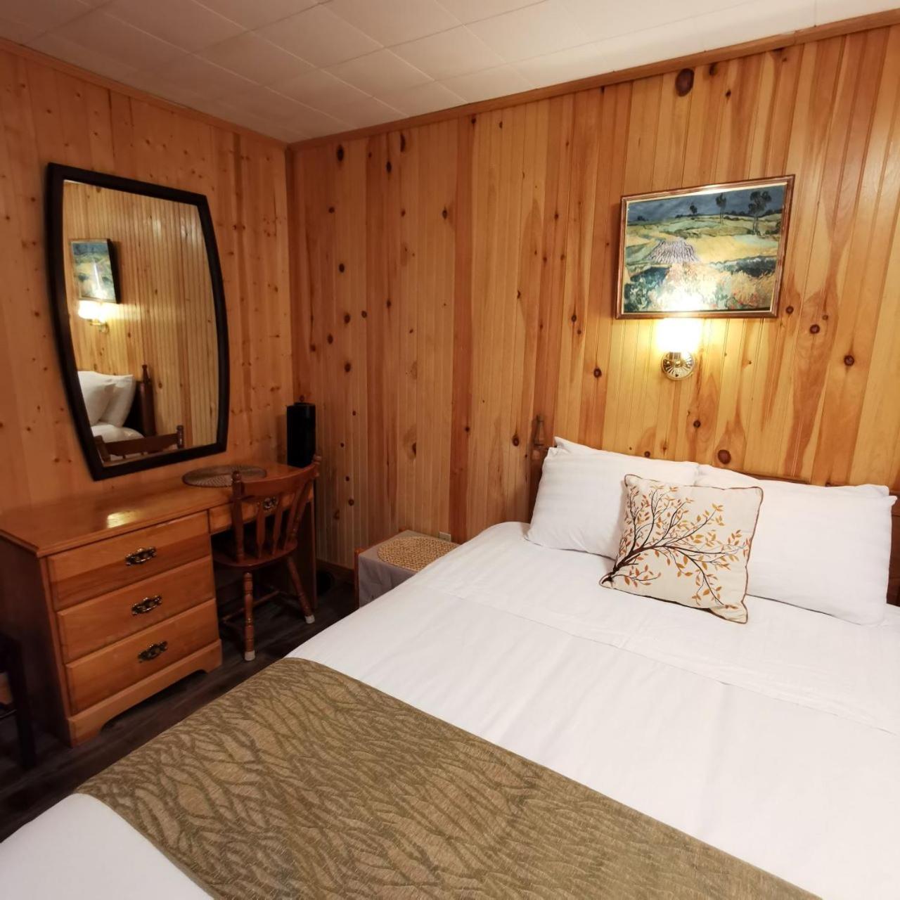 Knotty Pine Cottages, Suites & Motel Rooms
