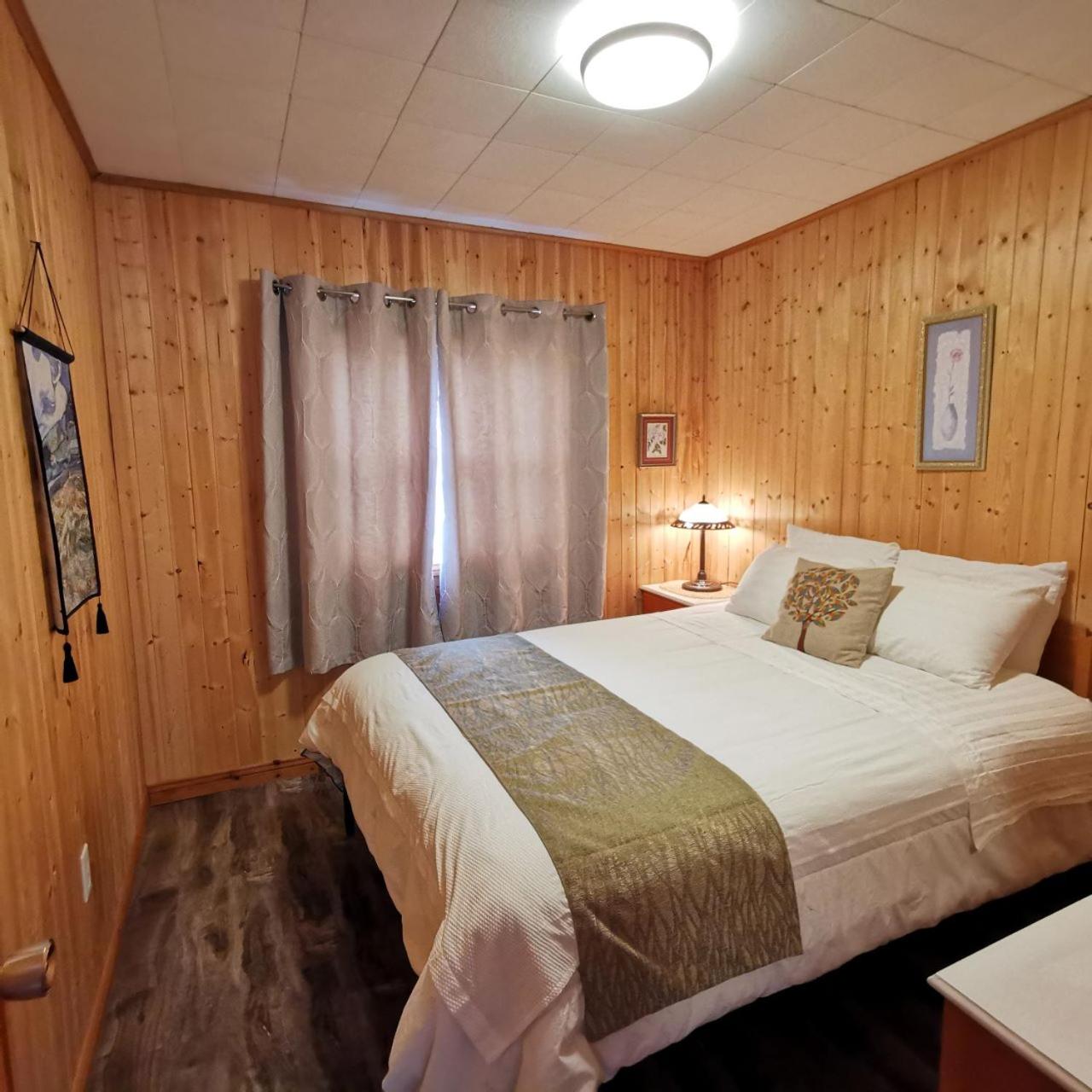 Knotty Pine Cottages, Suites & Motel Rooms