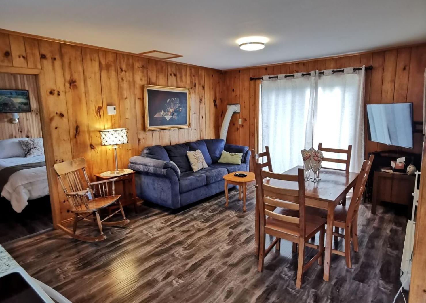 Knotty Pine Cottages, Suites & Motel Rooms
