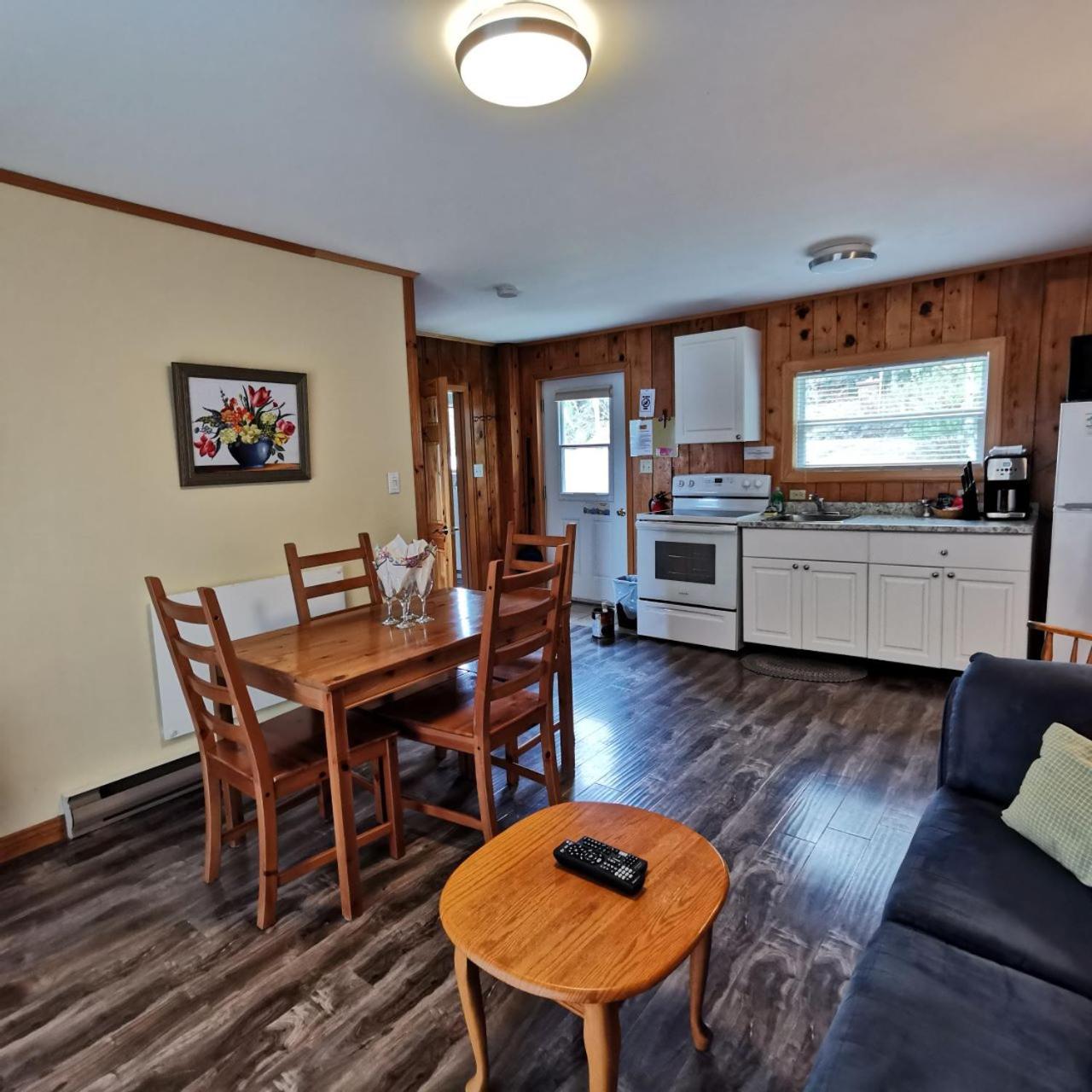Knotty Pine Cottages, Suites & Motel Rooms