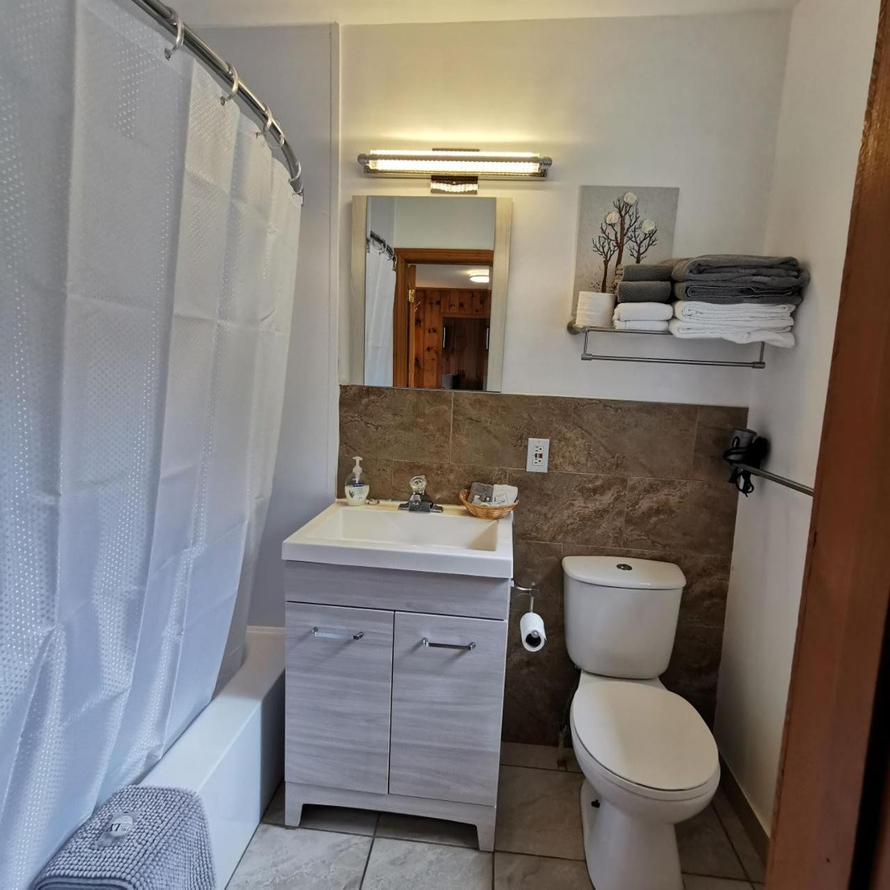 Knotty Pine Cottages, Suites & Motel Rooms
