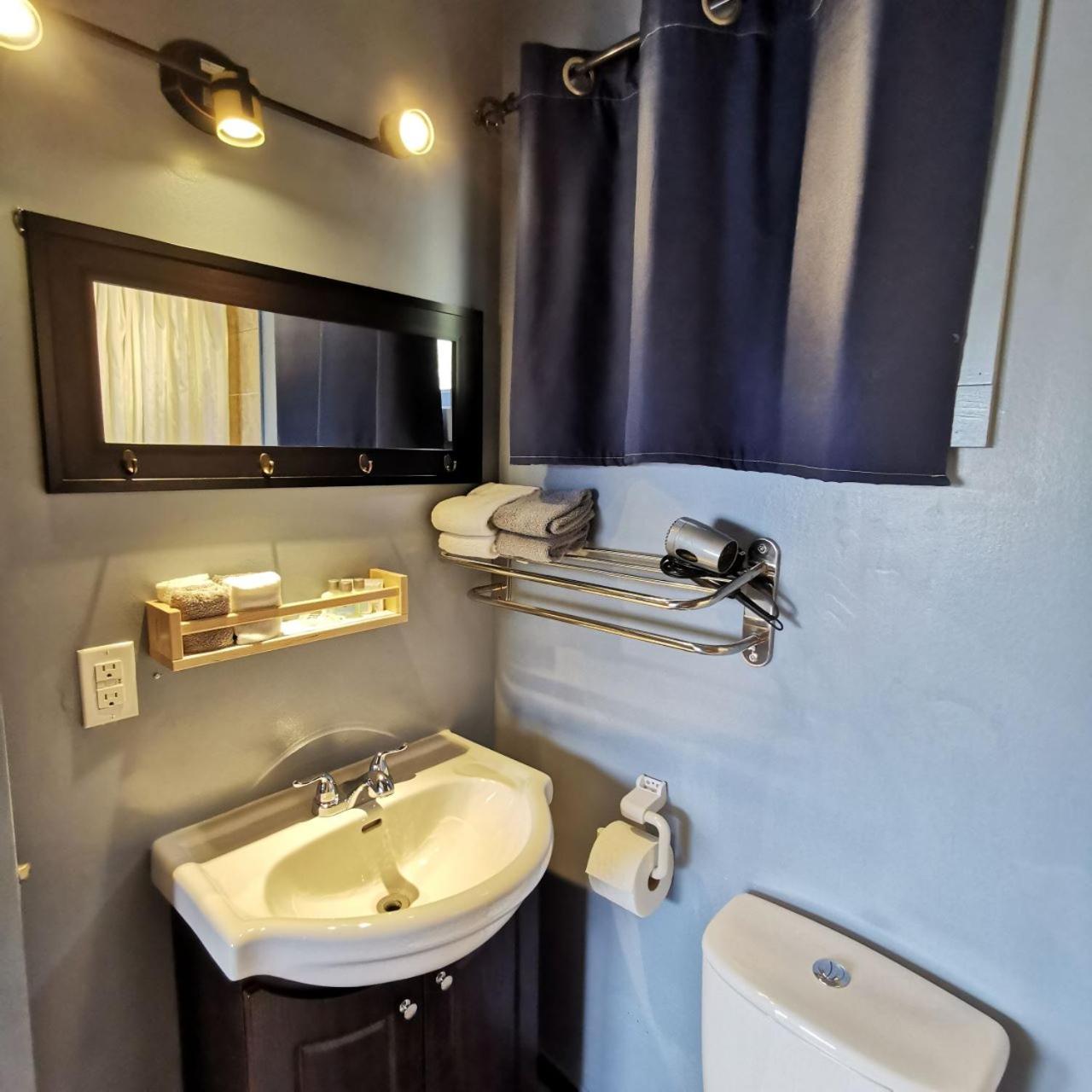 Knotty Pine Cottages, Suites & Motel Rooms