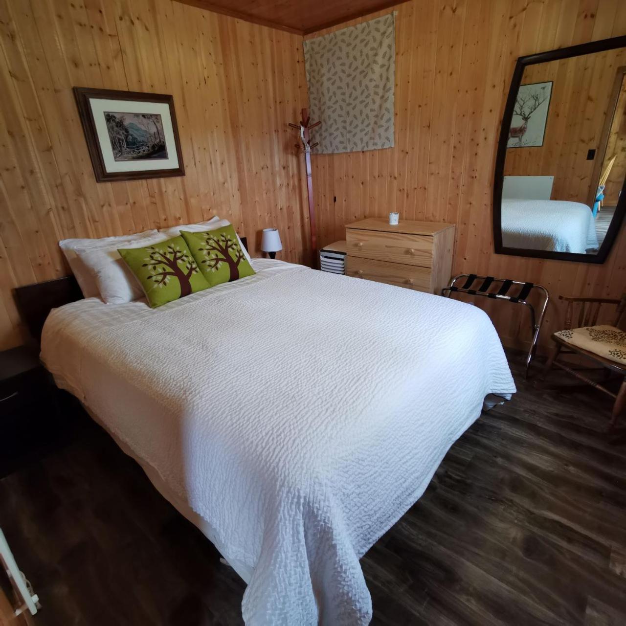 Knotty Pine Cottages, Suites & Motel Rooms