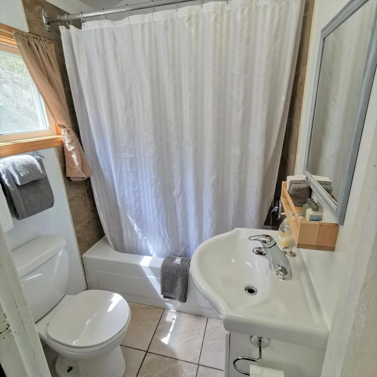 Knotty Pine Cottages, Suites & Motel Rooms