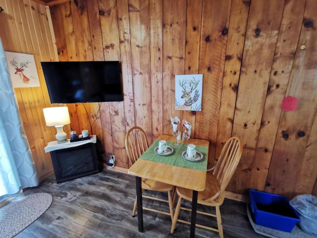 Knotty Pine Cottages, Suites & Motel Rooms