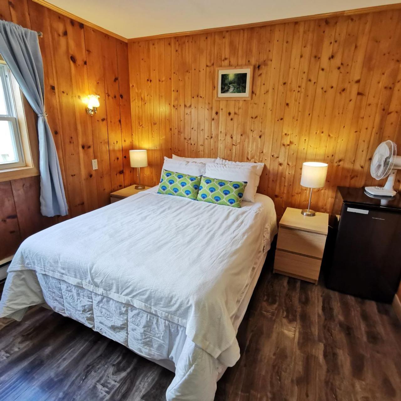 Knotty Pine Cottages, Suites & Motel Rooms