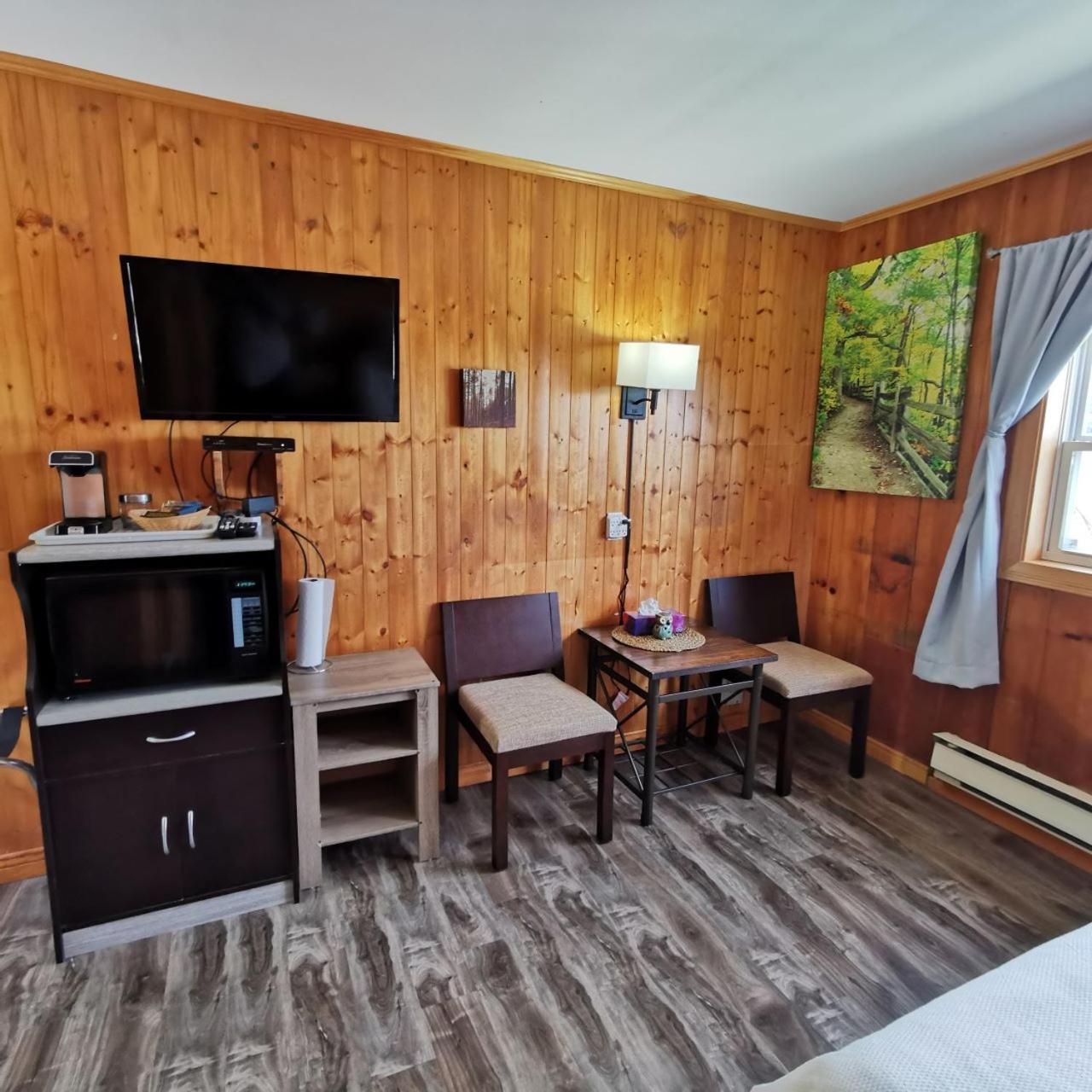 Knotty Pine Cottages, Suites & Motel Rooms