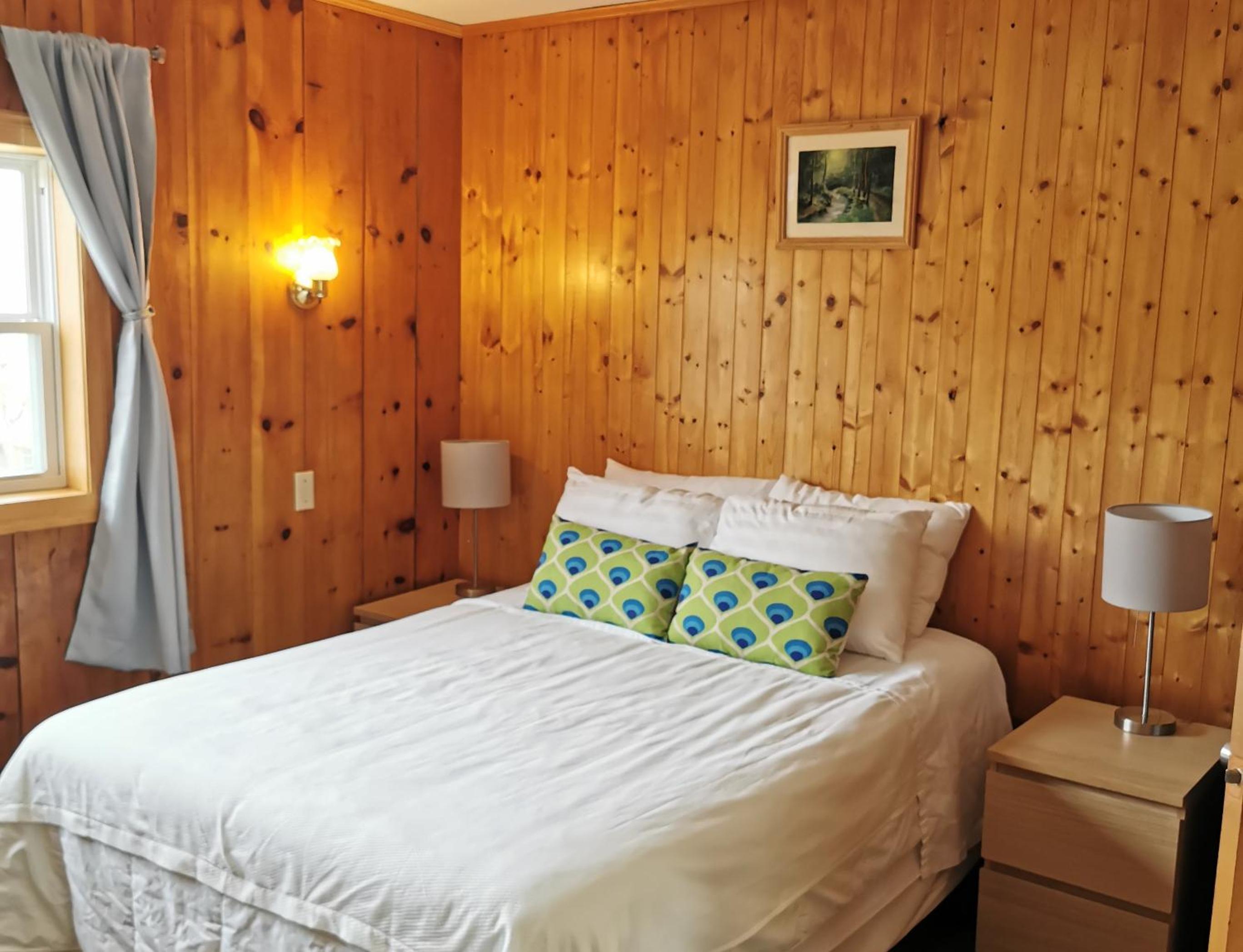 Knotty Pine Cottages, Suites & Motel Rooms