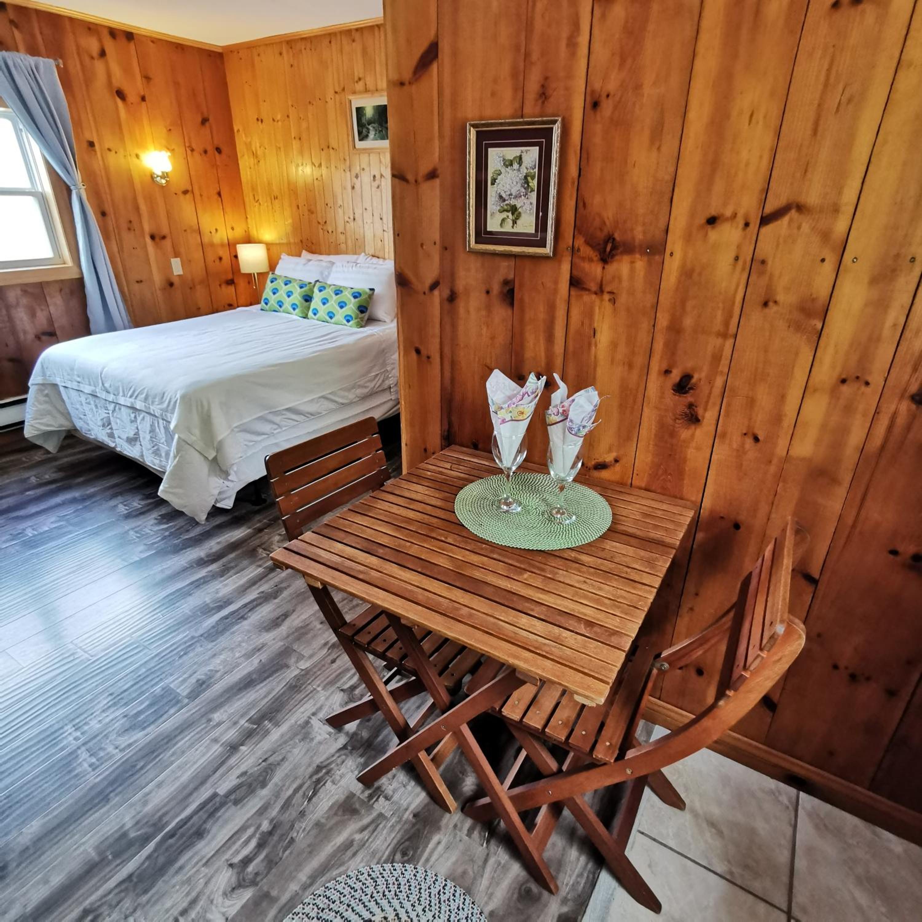 Knotty Pine Cottages, Suites & Motel Rooms