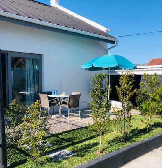 The Lily House Hermanus - Central Private Cottages view 4