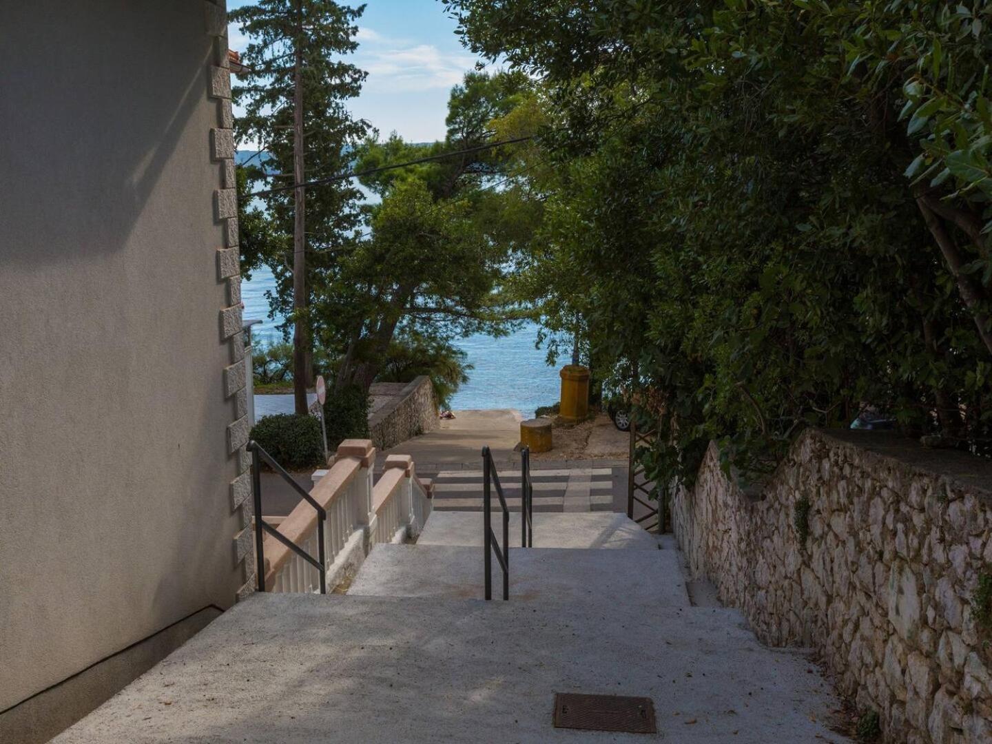 VILLA SARA apartments 50 m from the beach, with balcony, AC, private parking