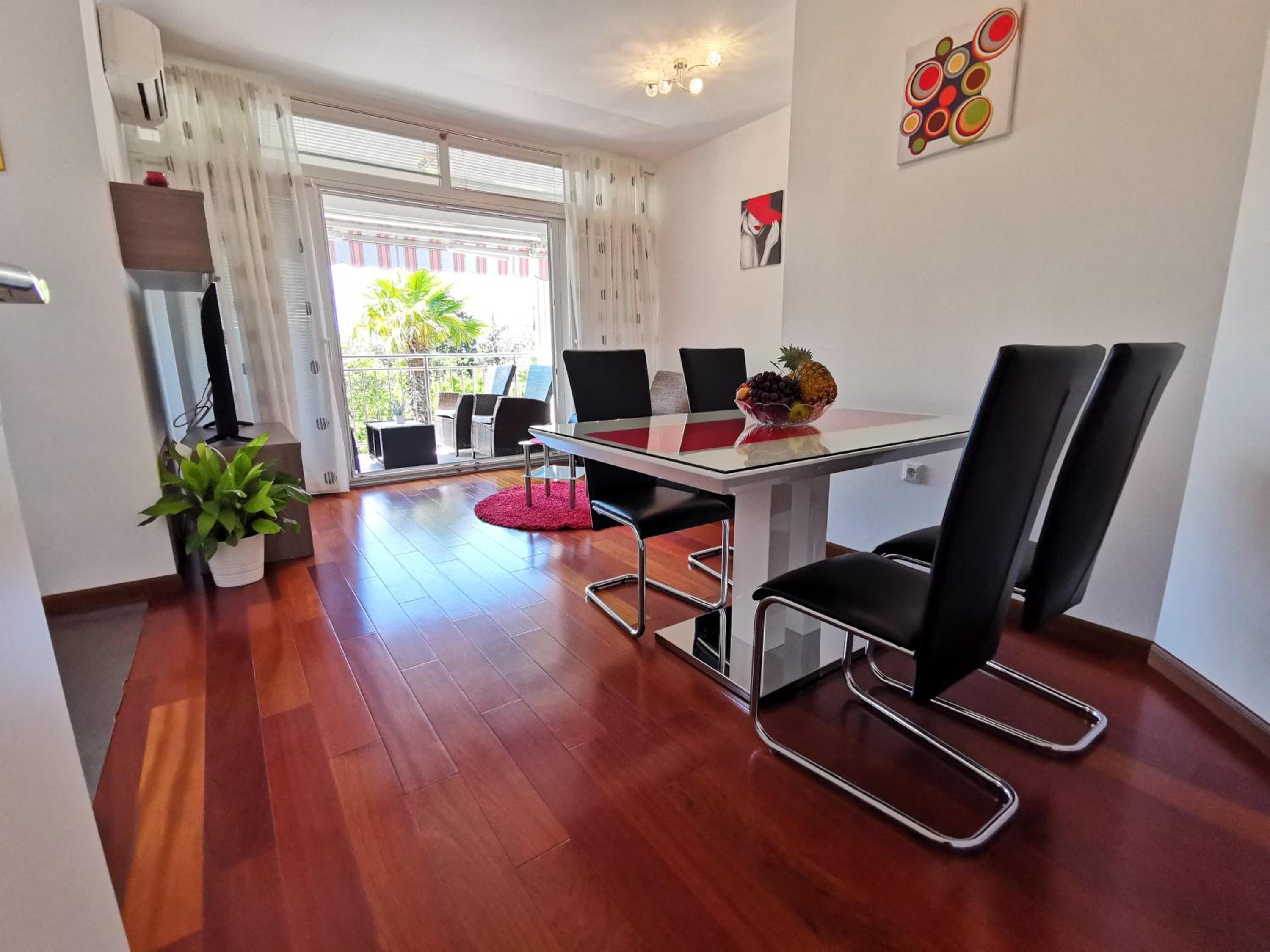 VILLA SARA apartments 50 m from the beach, with balcony, AC, private parking