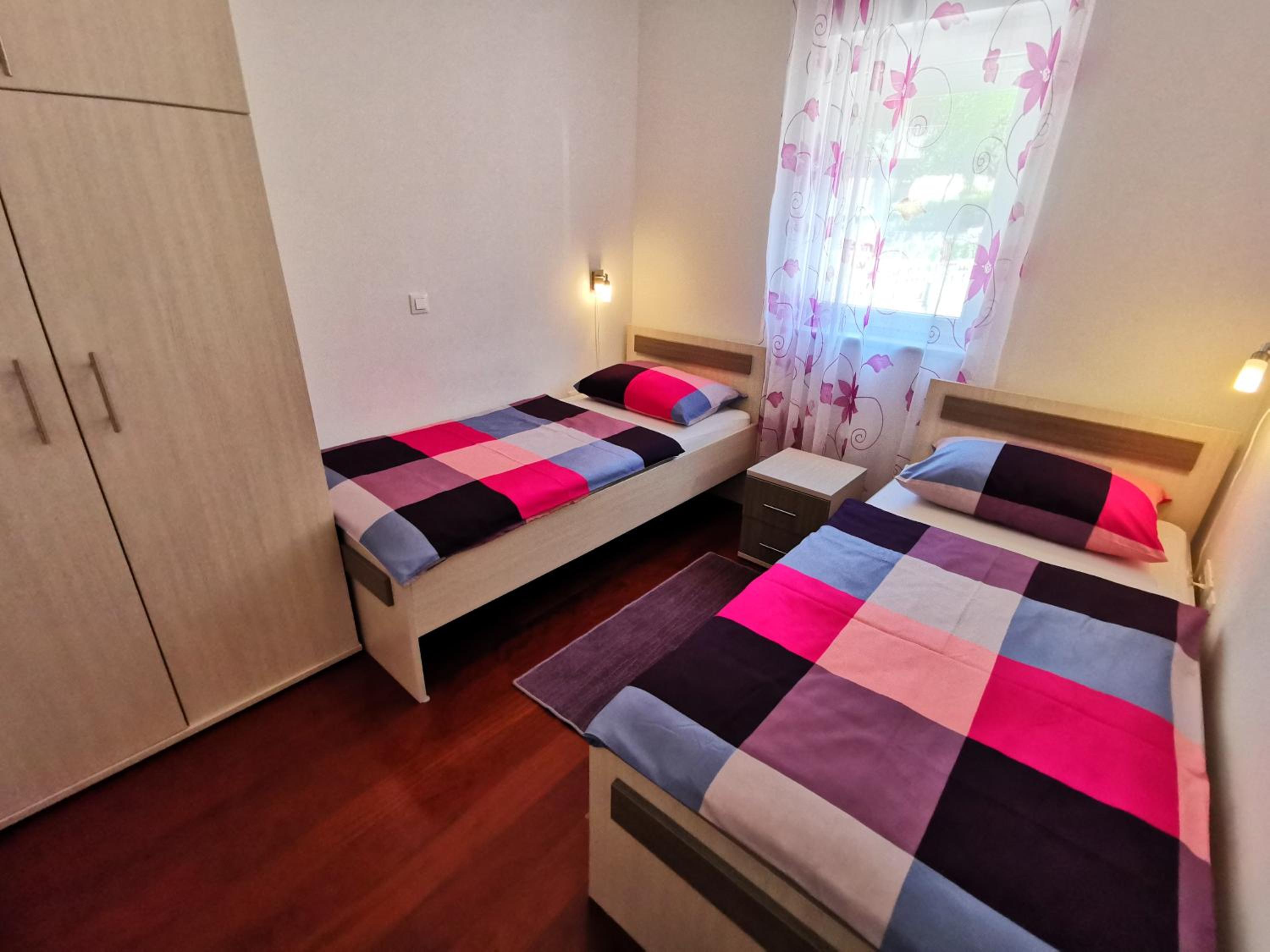 VILLA SARA apartments 50 m from the beach, with balcony, AC, private parking