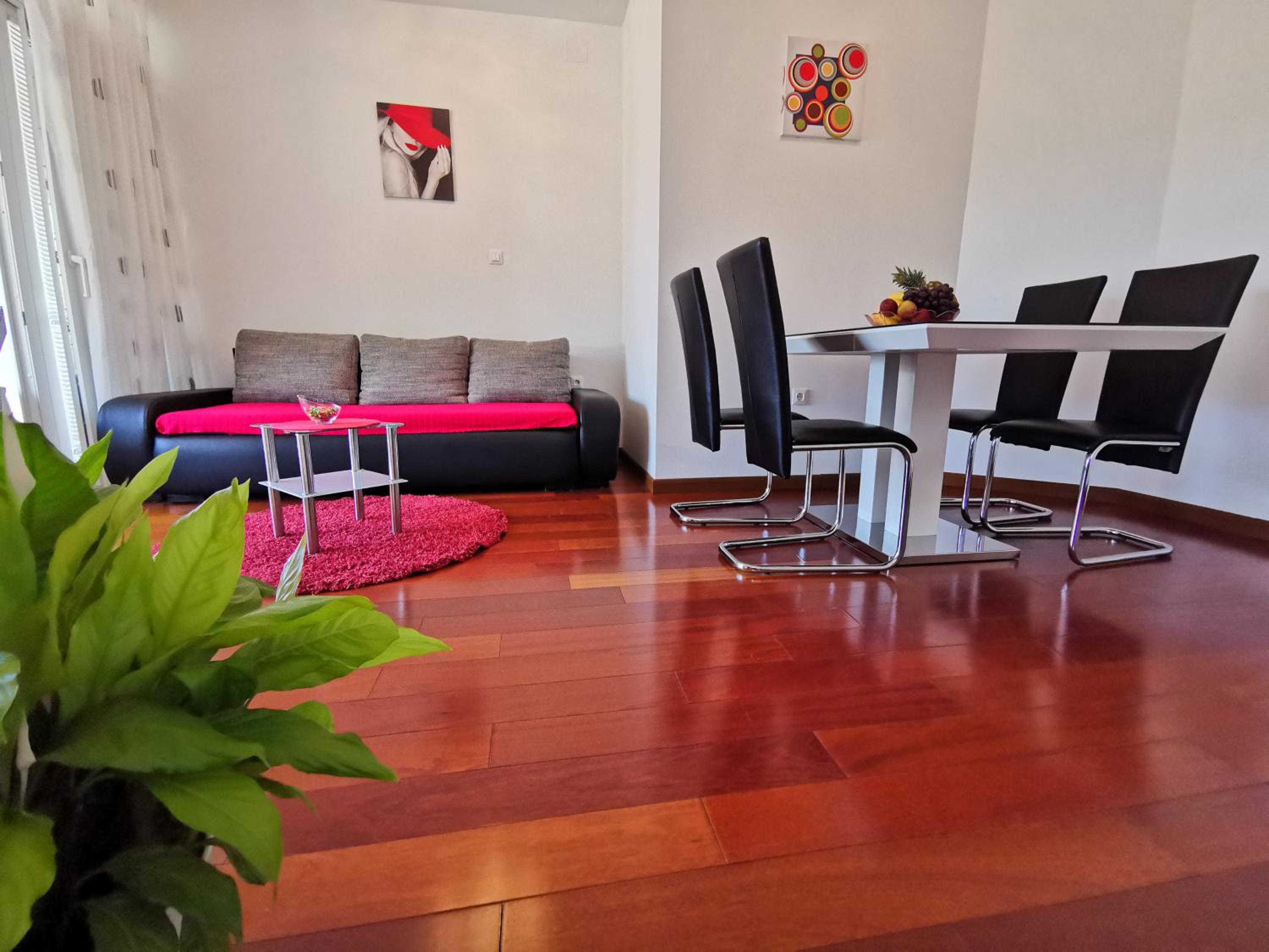 VILLA SARA apartments 50 m from the beach, with balcony, AC, private parking