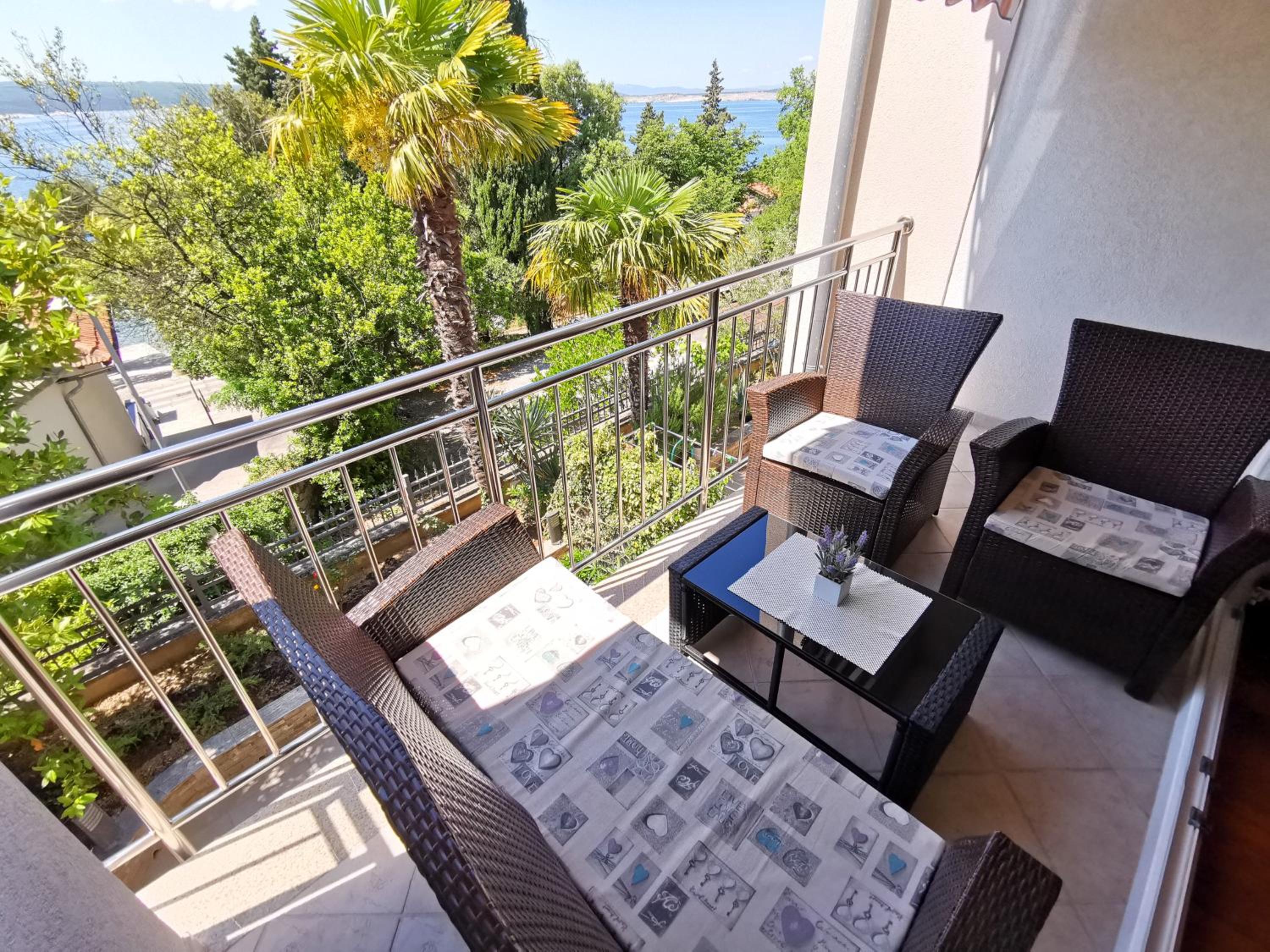VILLA SARA apartments 50 m from the beach, with balcony, AC, private parking