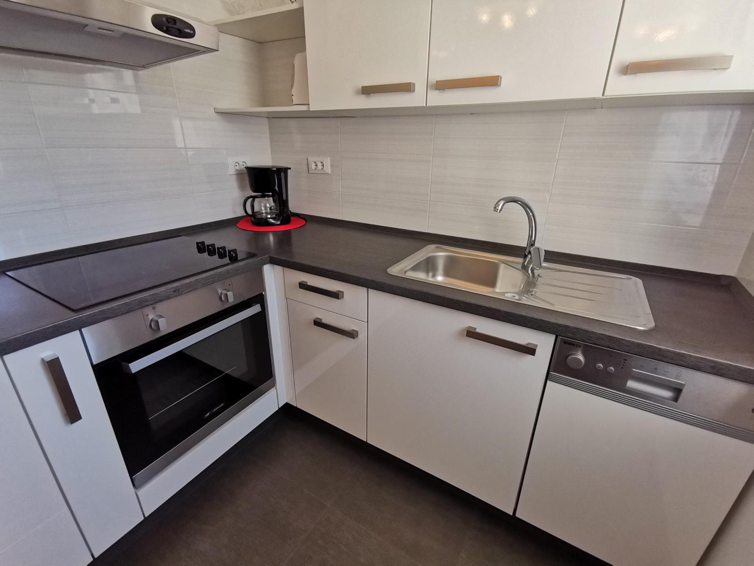 VILLA SARA apartments 50 m from the beach, with balcony, AC, private parking