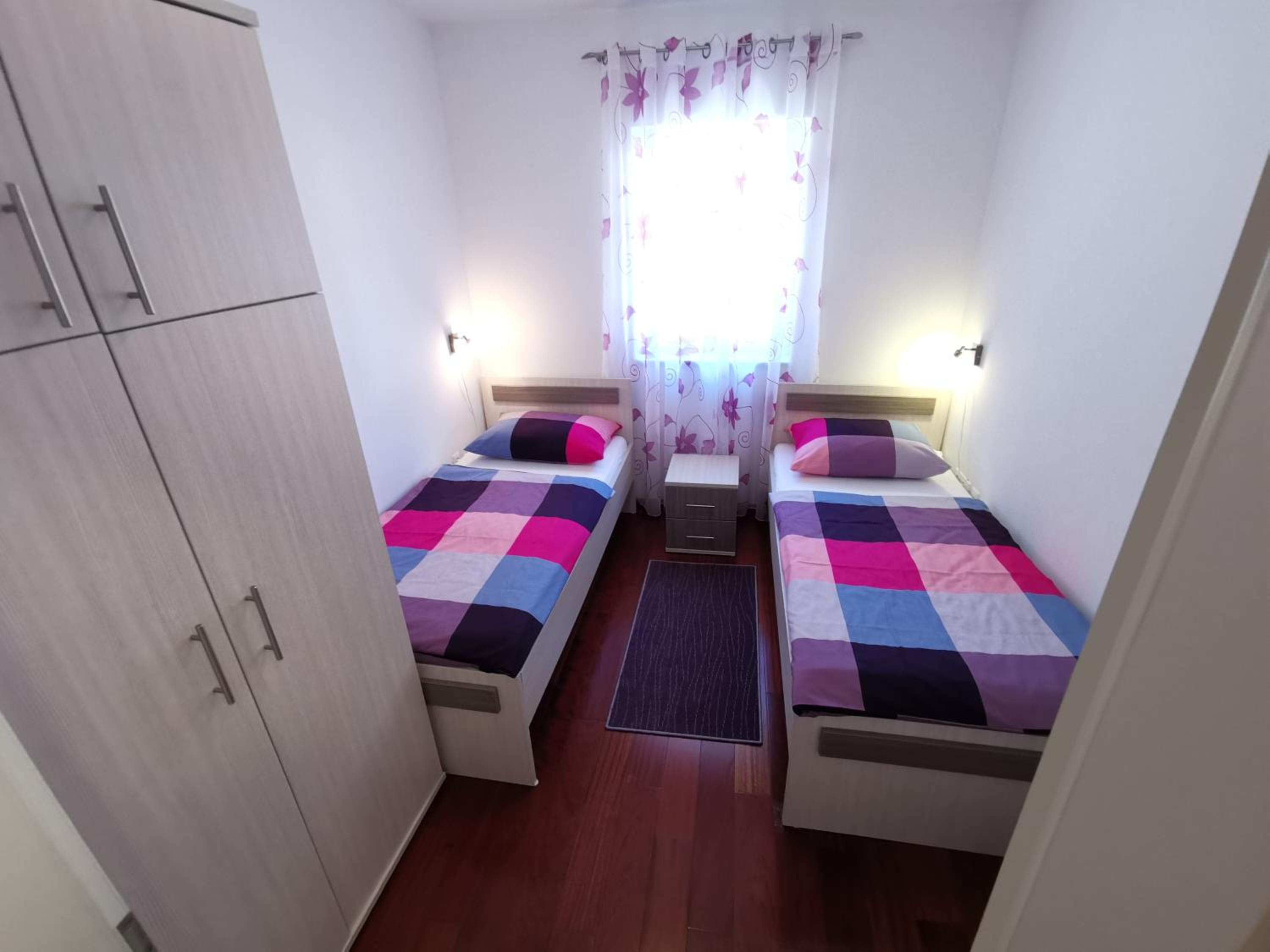 VILLA SARA apartments 50 m from the beach, with balcony, AC, private parking