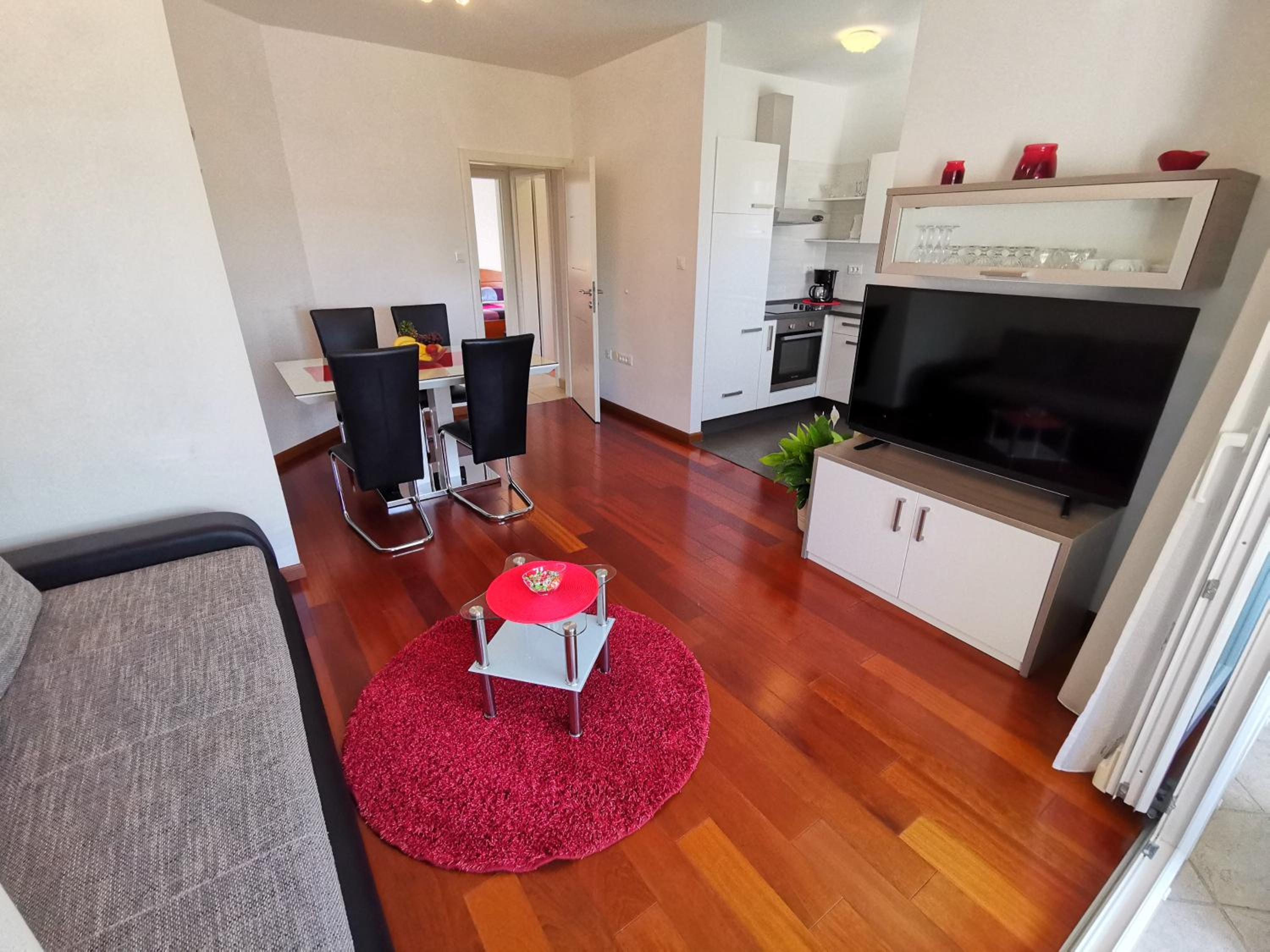 VILLA SARA apartments 50 m from the beach, with balcony, AC, private parking