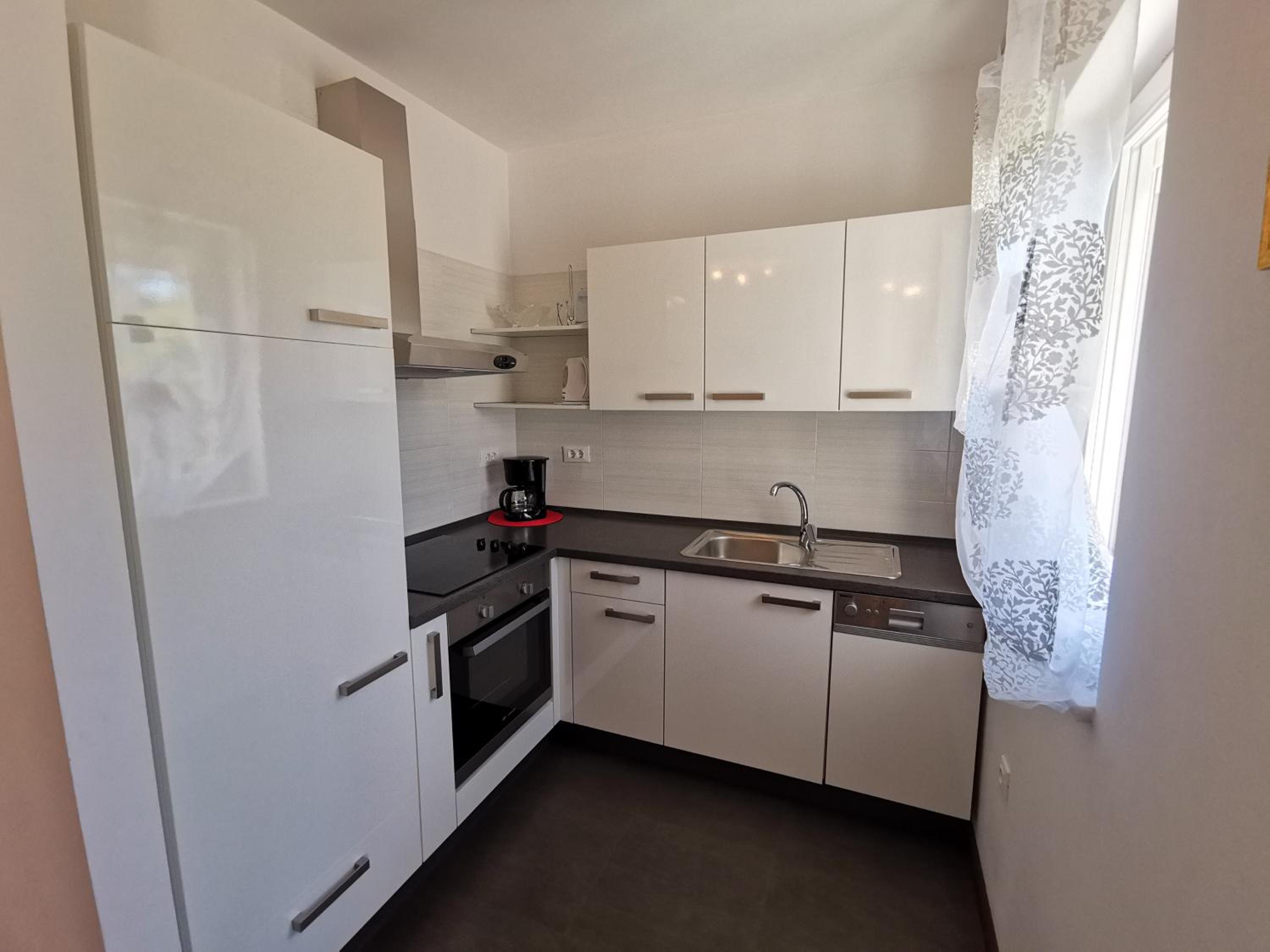 VILLA SARA apartments 50 m from the beach, with balcony, AC, private parking