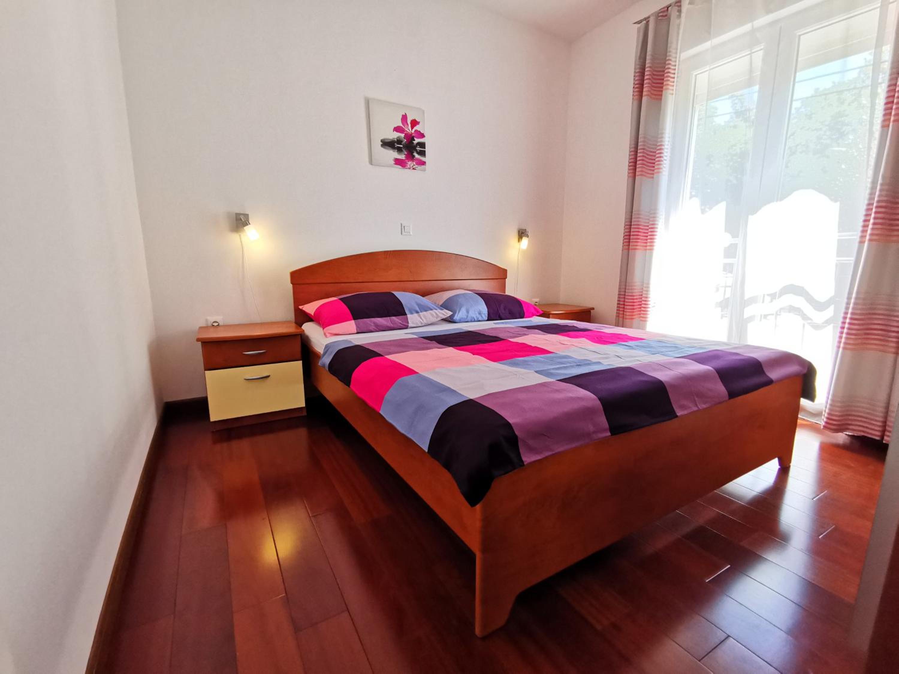 VILLA SARA apartments 50 m from the beach, with balcony, AC, private parking