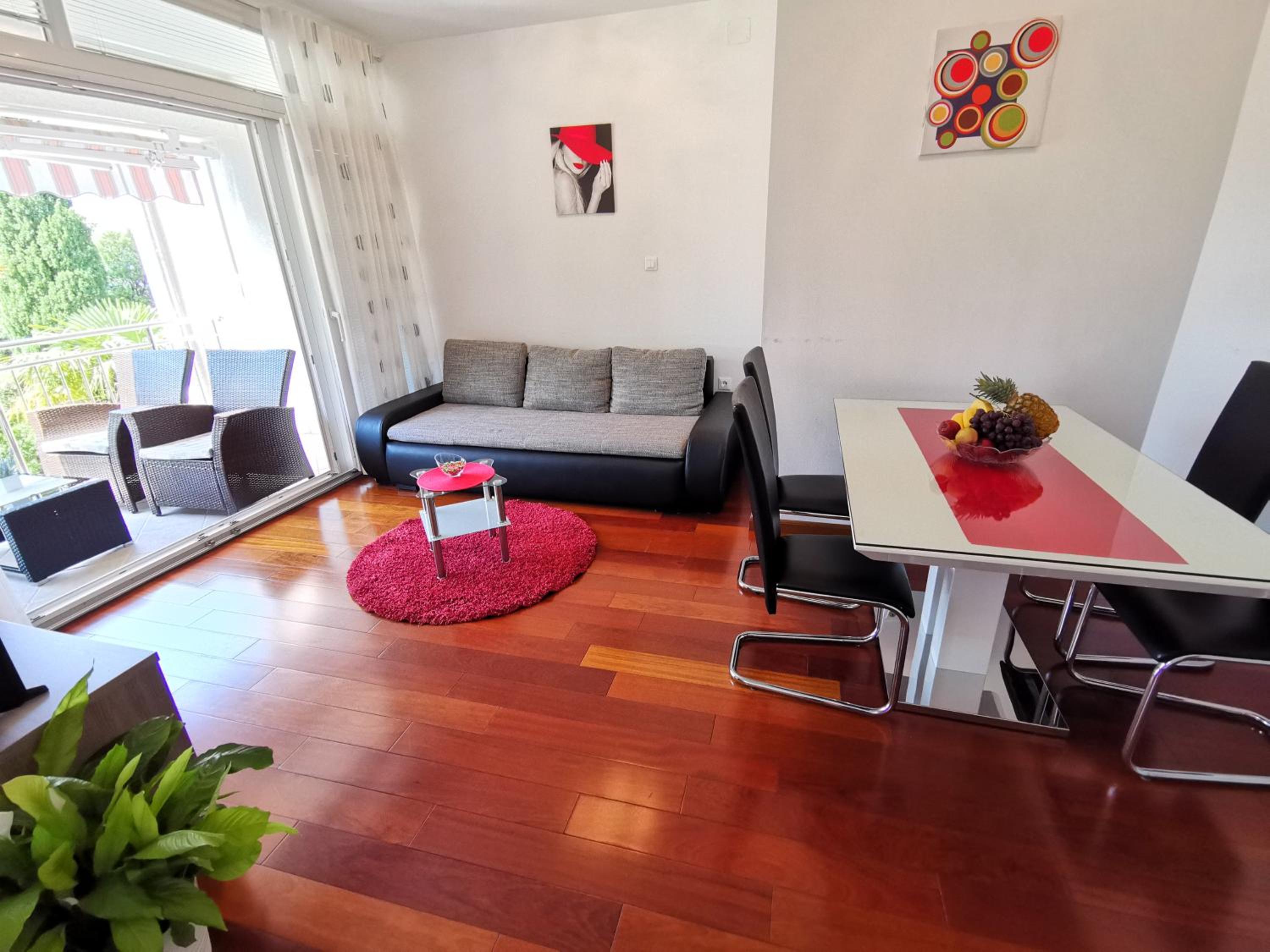 VILLA SARA apartments 50 m from the beach, with balcony, AC, private parking