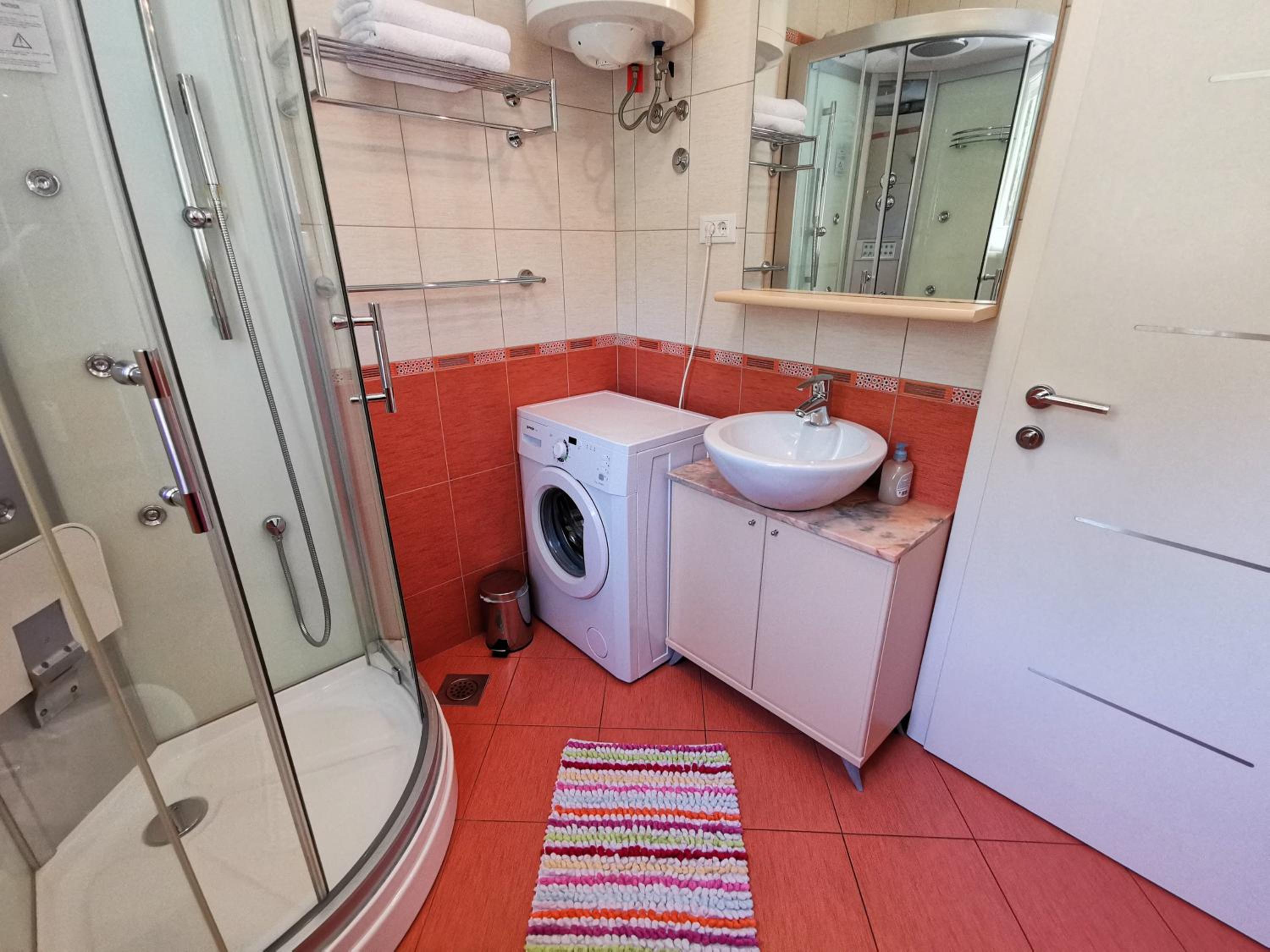 VILLA SARA apartments 50 m from the beach, with balcony, AC, private parking