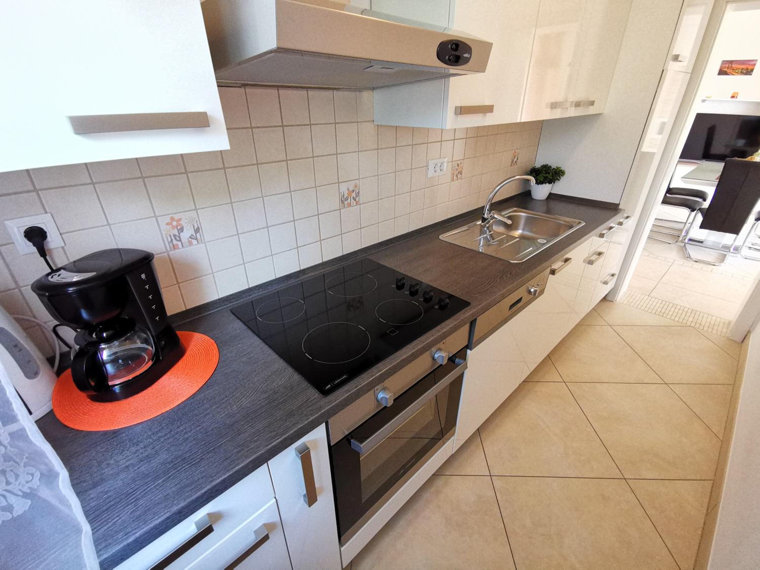 VILLA SARA apartments 50 m from the beach, with balcony, AC, private parking