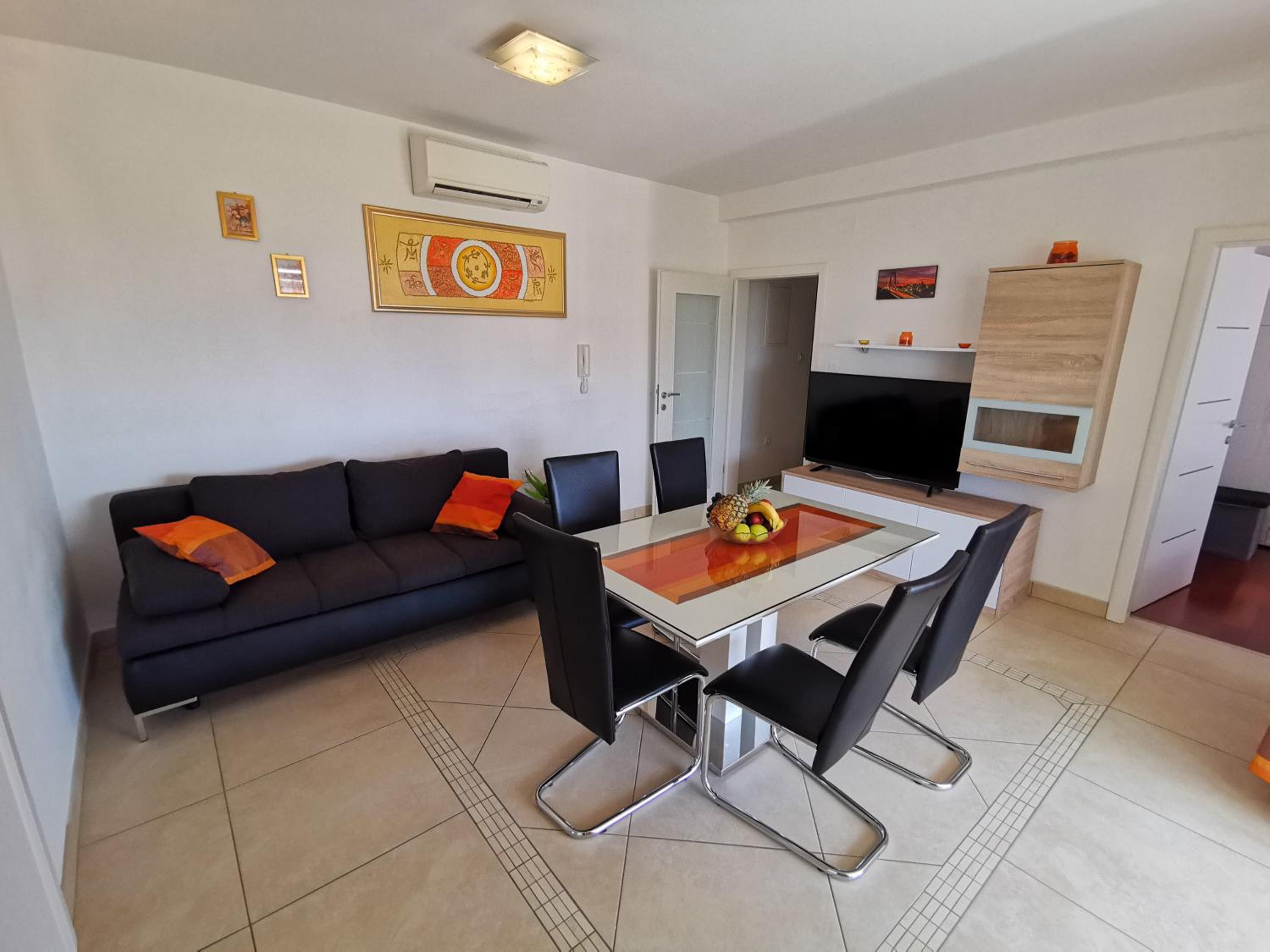 VILLA SARA apartments 50 m from the beach, with balcony, AC, private parking
