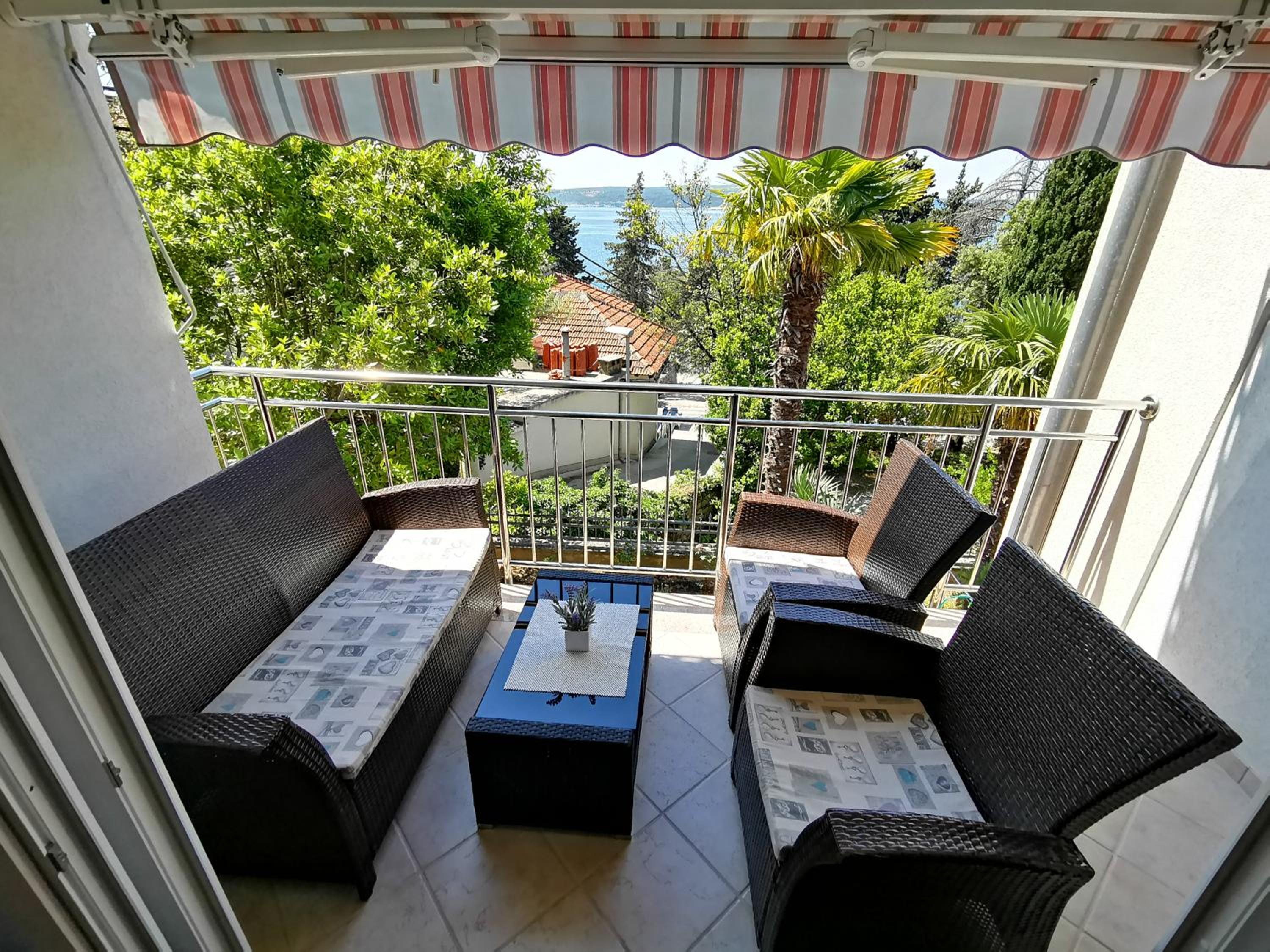 VILLA SARA apartments 50 m from the beach, with balcony, AC, private parking