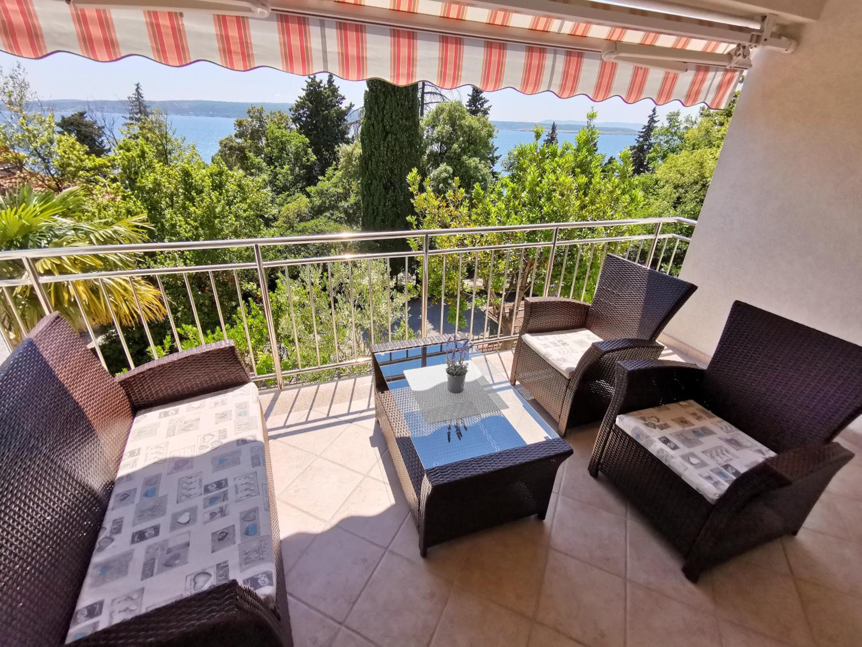 VILLA SARA apartments 50 m from the beach, with balcony, AC, private parking