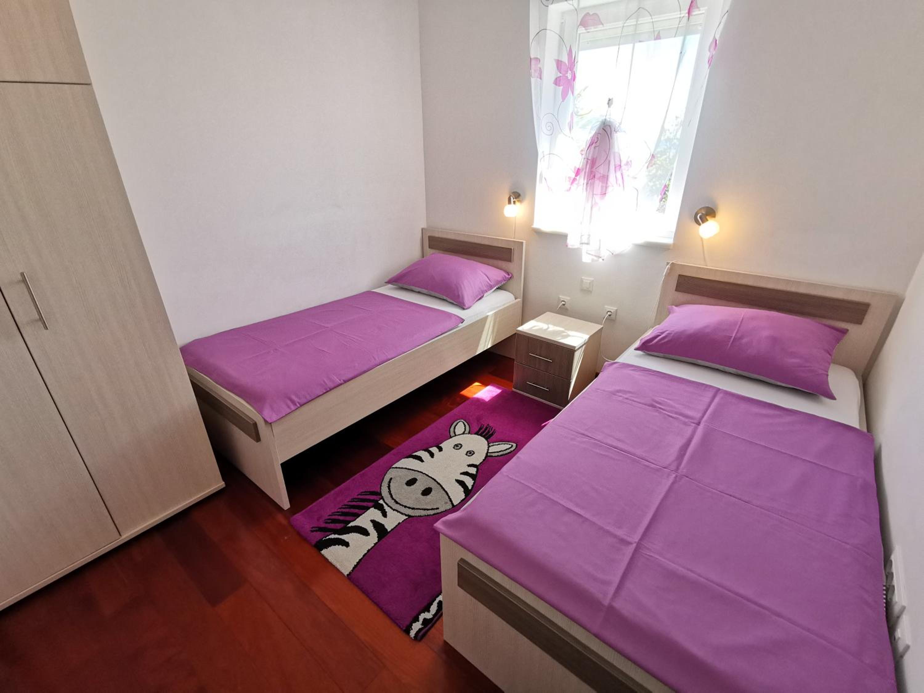VILLA SARA apartments 50 m from the beach, with balcony, AC, private parking