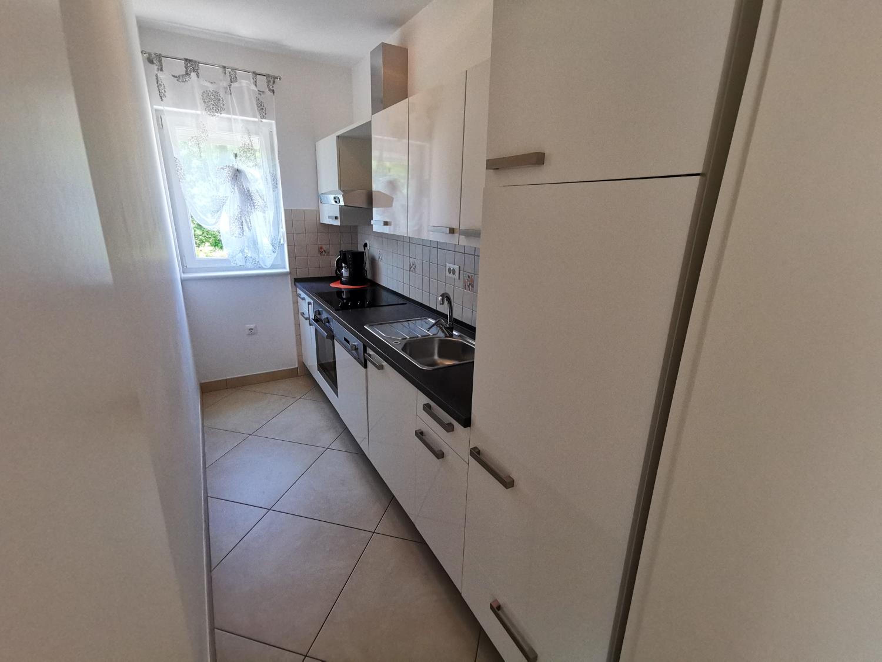 VILLA SARA apartments 50 m from the beach, with balcony, AC, private parking