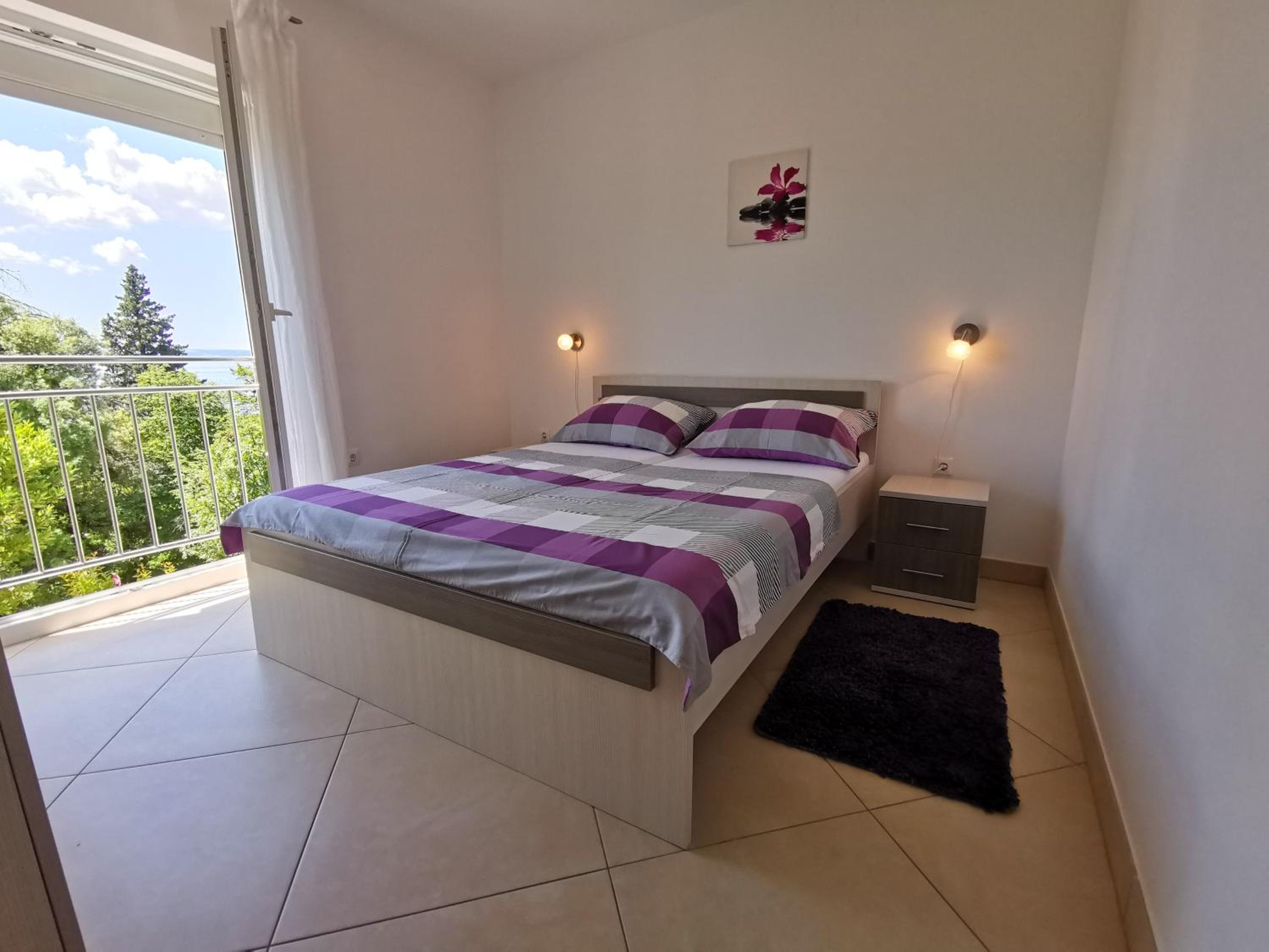 VILLA SARA apartments 50 m from the beach, with balcony, AC, private parking