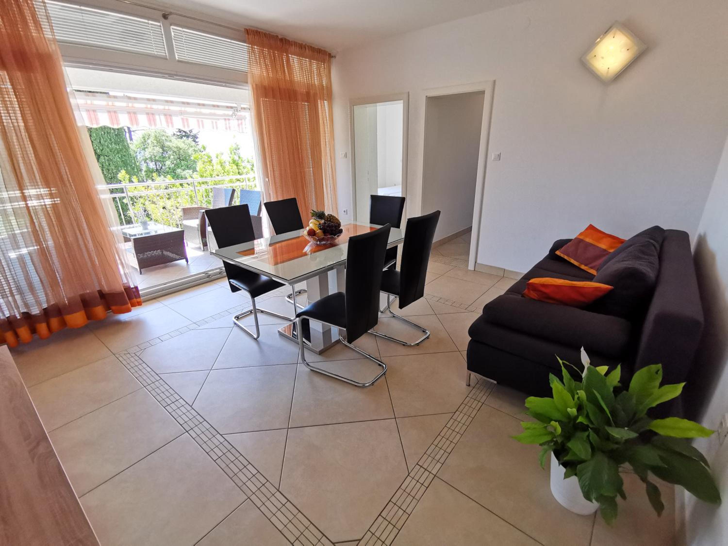 VILLA SARA apartments 50 m from the beach, with balcony, AC, private parking