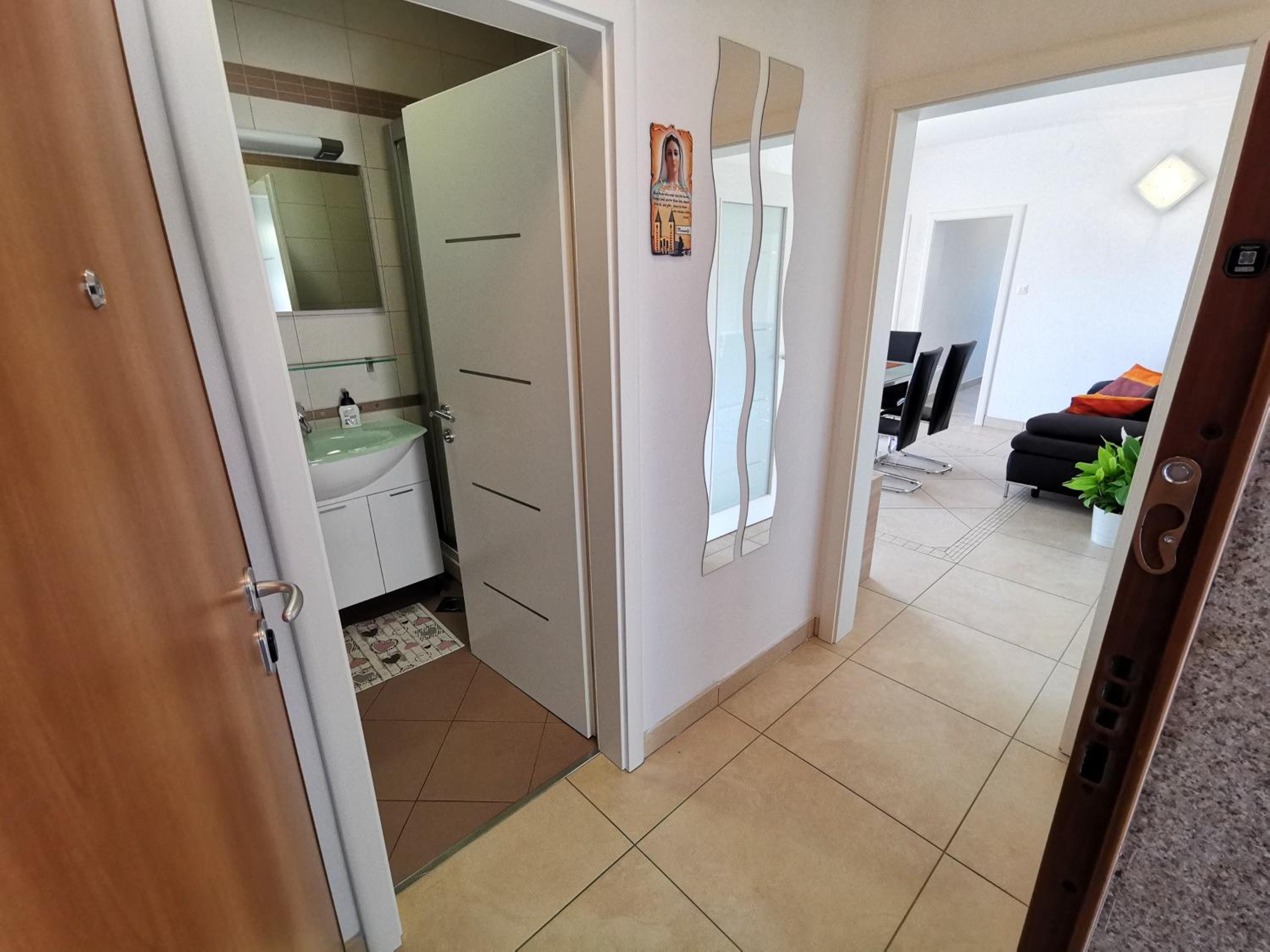 VILLA SARA apartments 50 m from the beach, with balcony, AC, private parking
