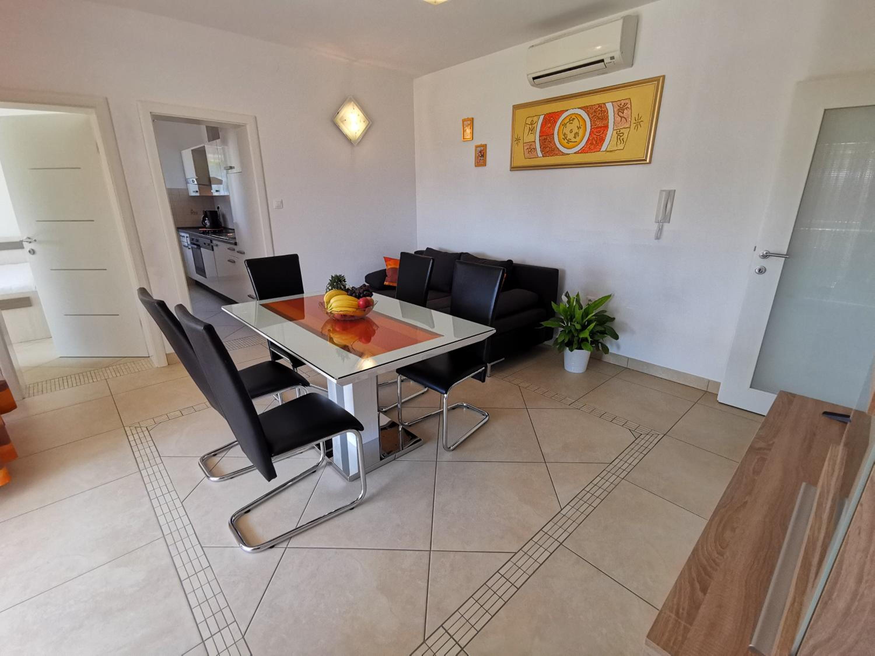 VILLA SARA apartments 50 m from the beach, with balcony, AC, private parking