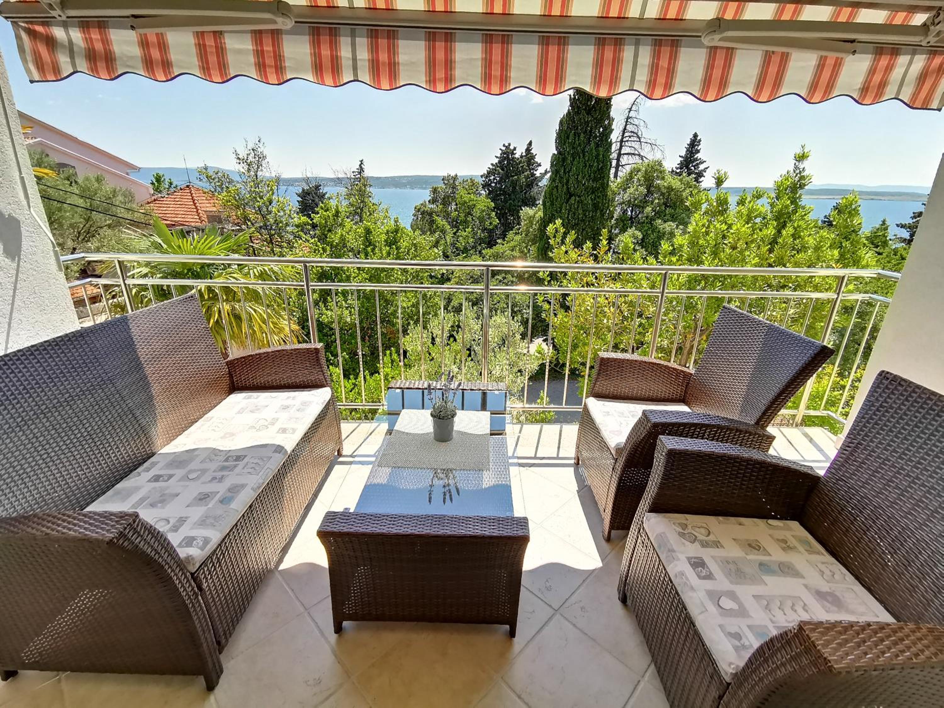 VILLA SARA apartments 50 m from the beach, with balcony, AC, private parking
