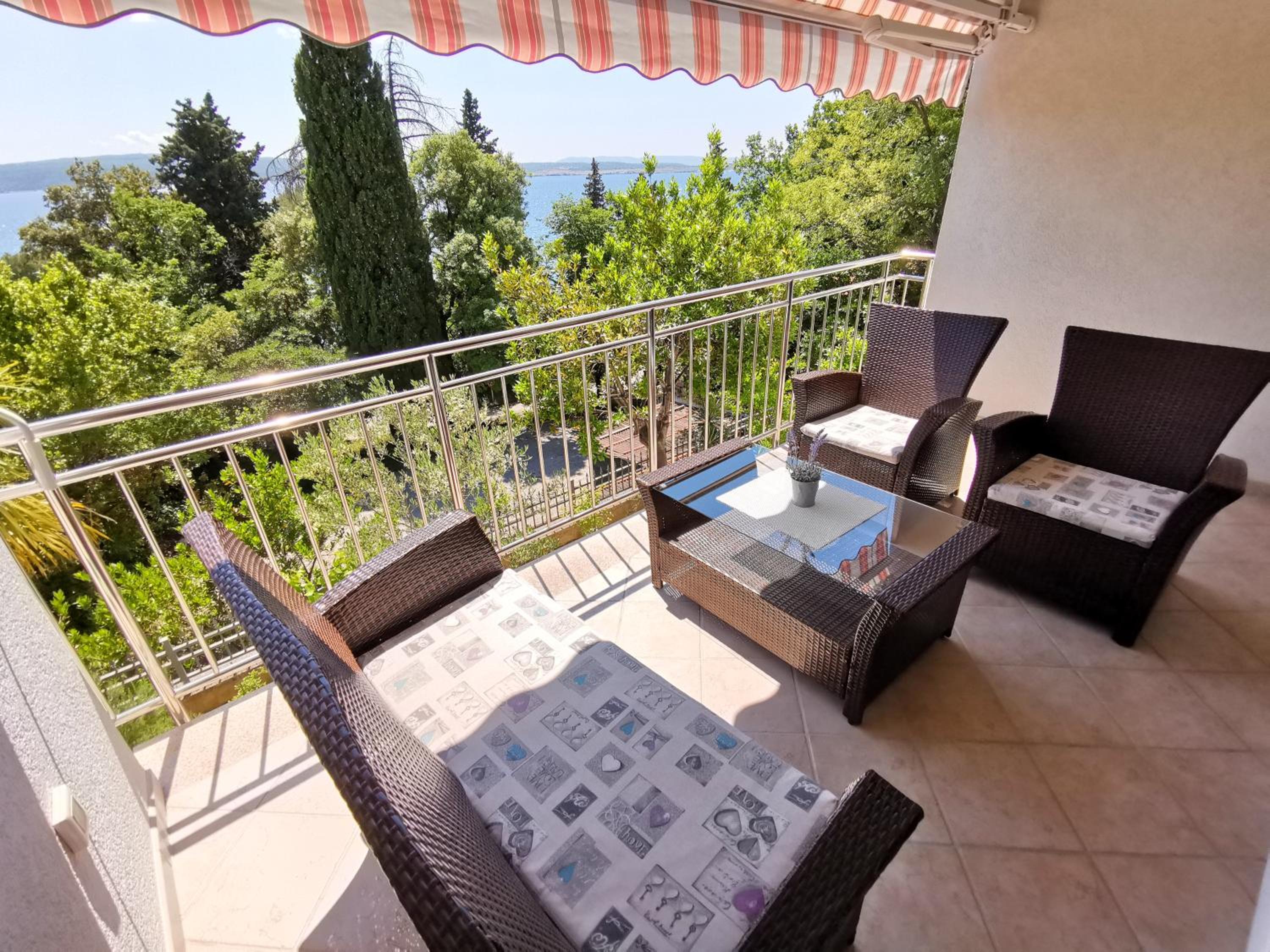 VILLA SARA apartments 50 m from the beach, with balcony, AC, private parking
