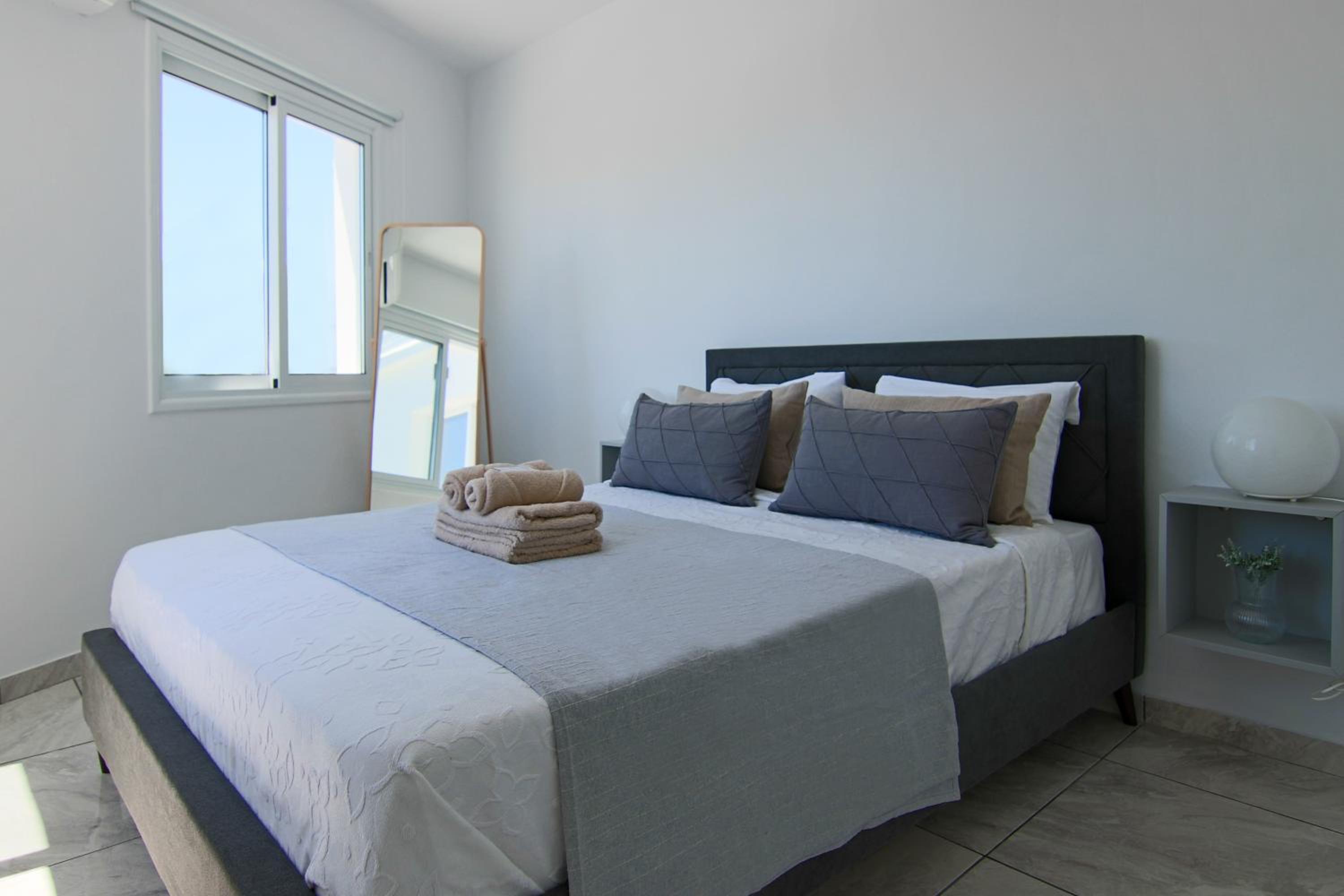 Phaedrus Living: Seaside Luxury Flat Lighthouse 74