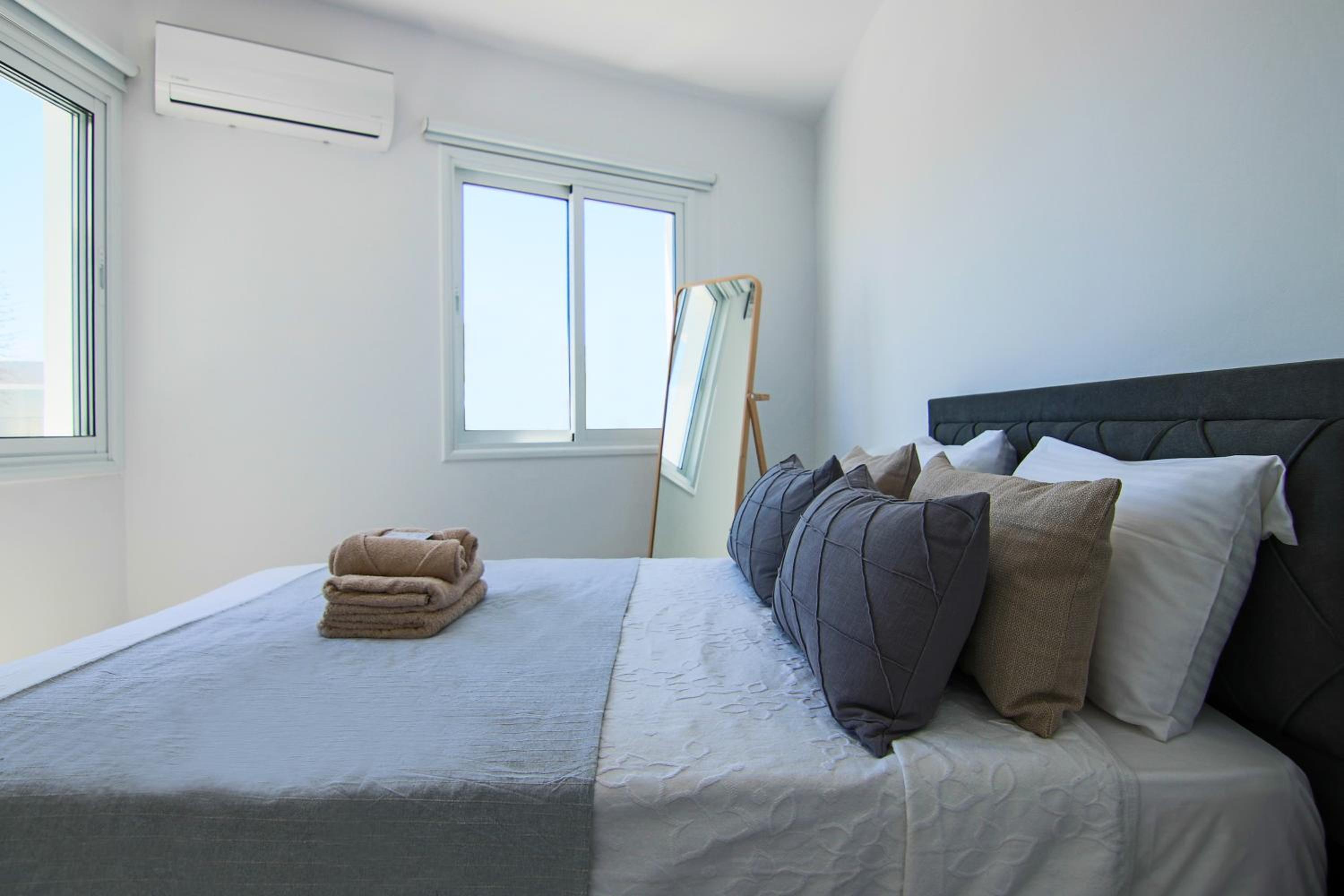 Phaedrus Living: Seaside Luxury Flat Lighthouse 74