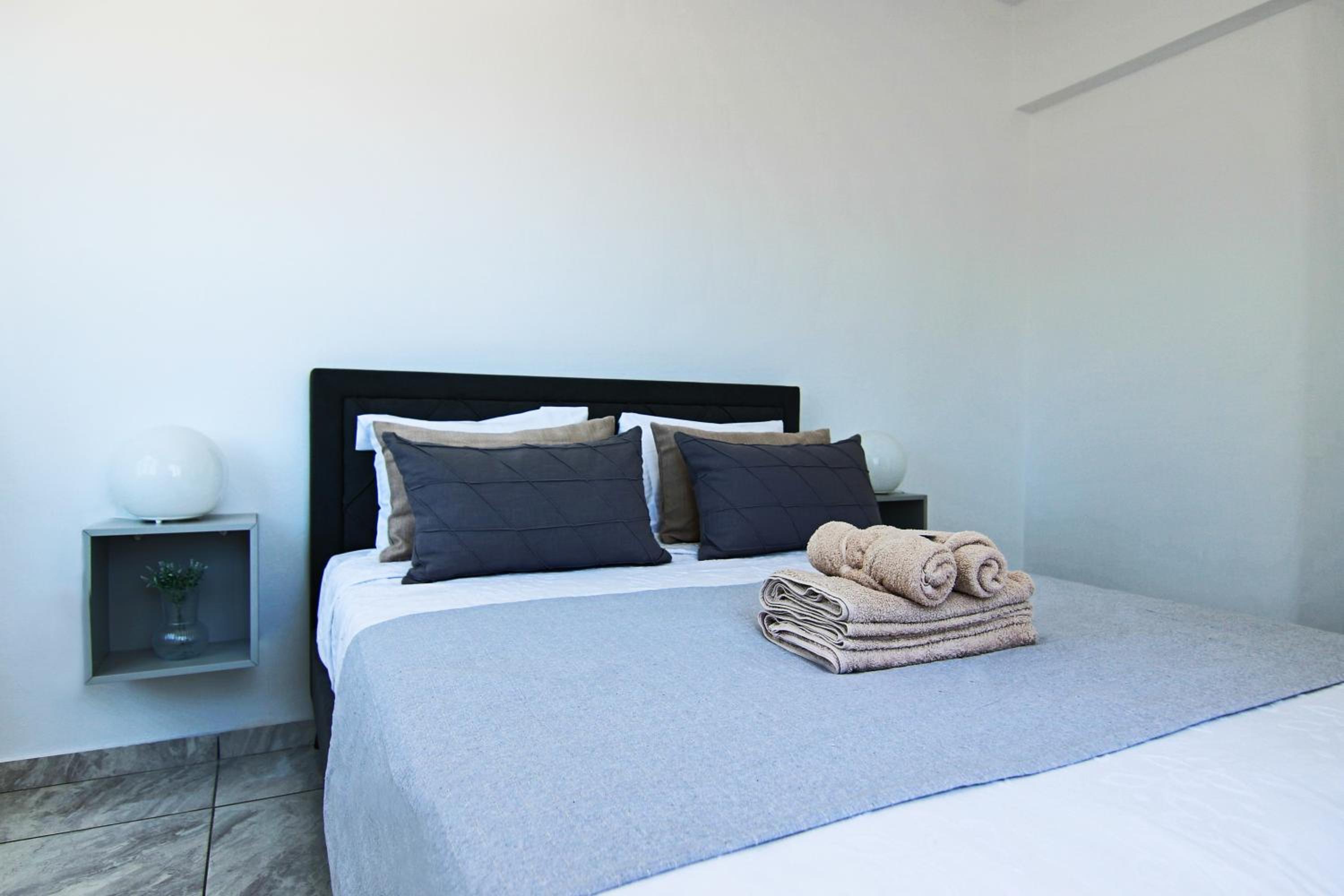 Phaedrus Living: Seaside Luxury Flat Lighthouse 74