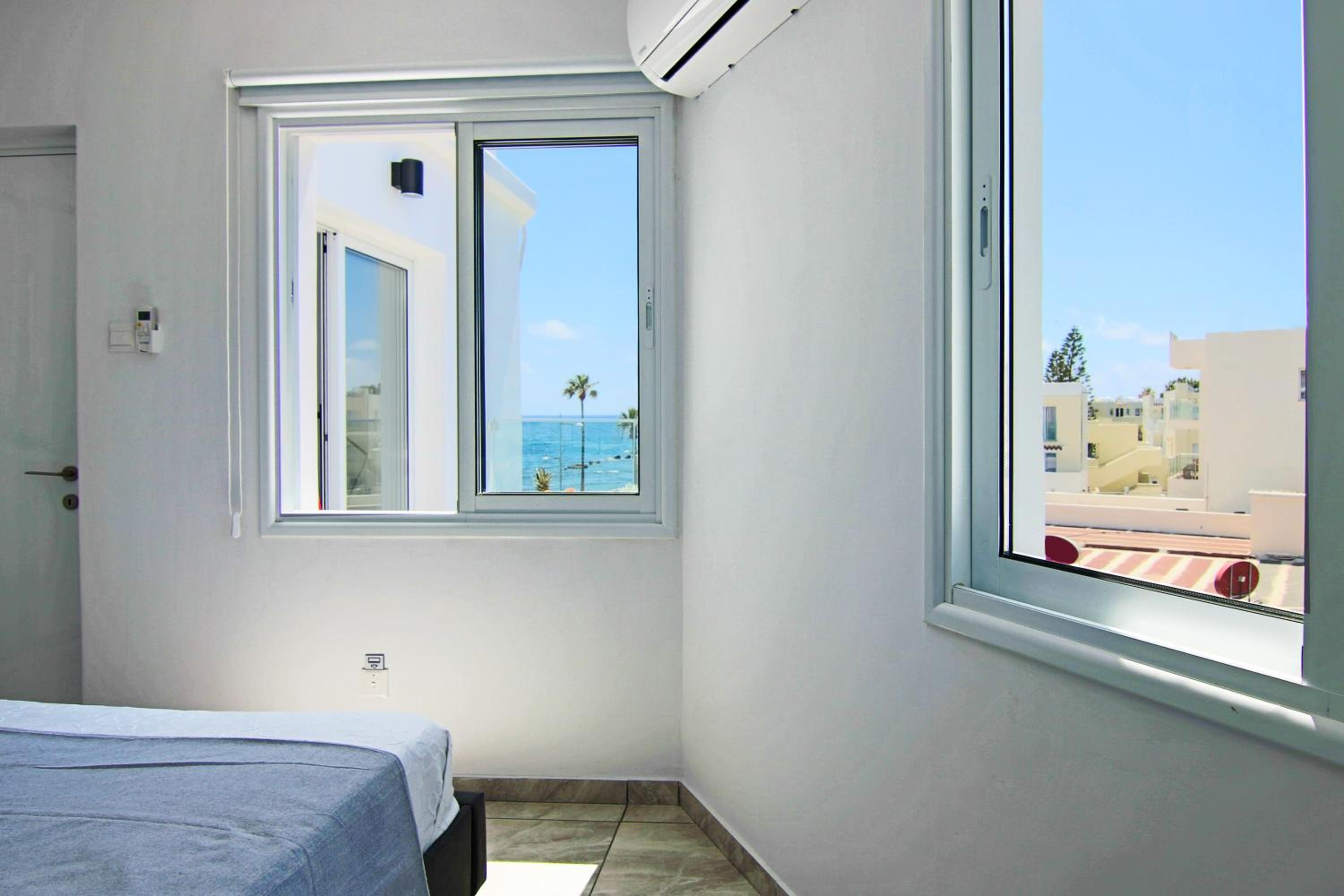 Phaedrus Living: Seaside Luxury Flat Lighthouse 74