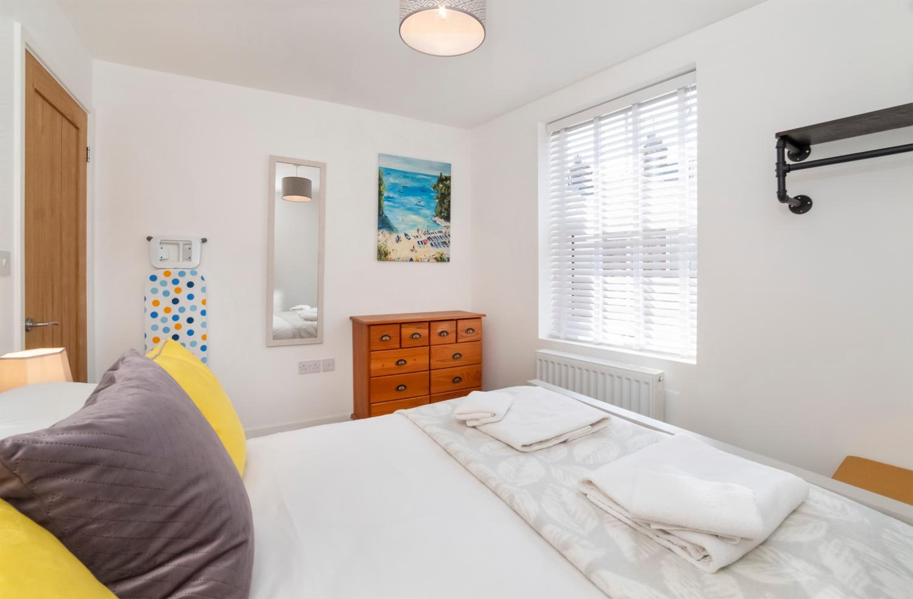 Livingstone street Apartments with Free Parking view 2