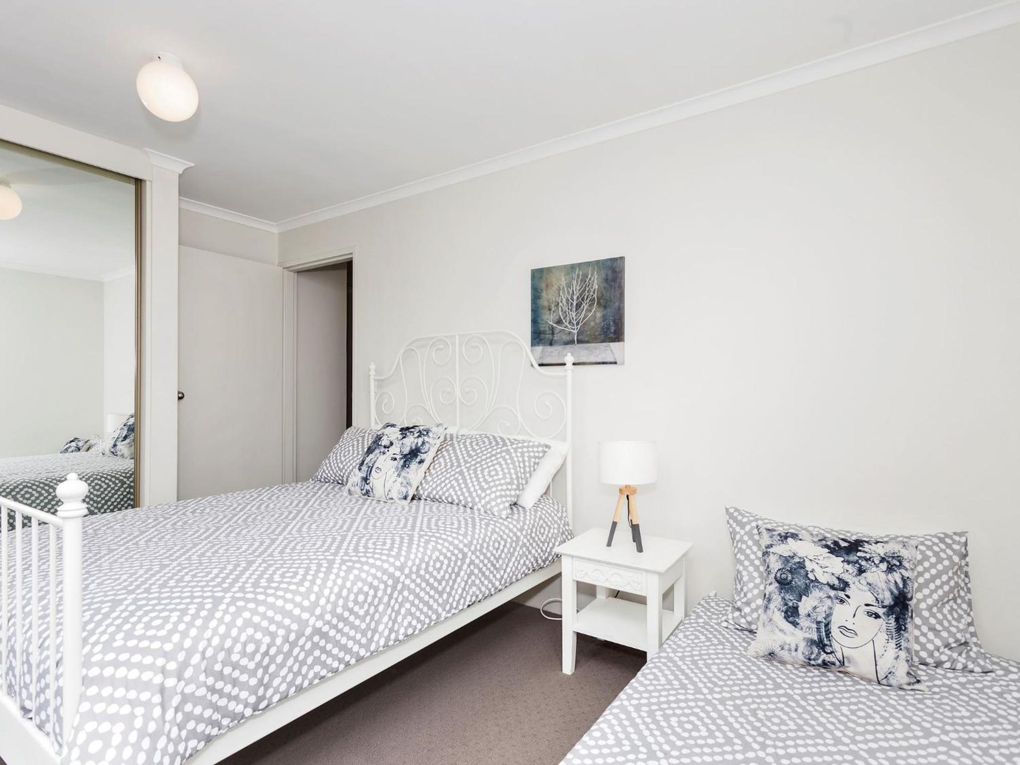 Sundowner Apartment 5 view 4