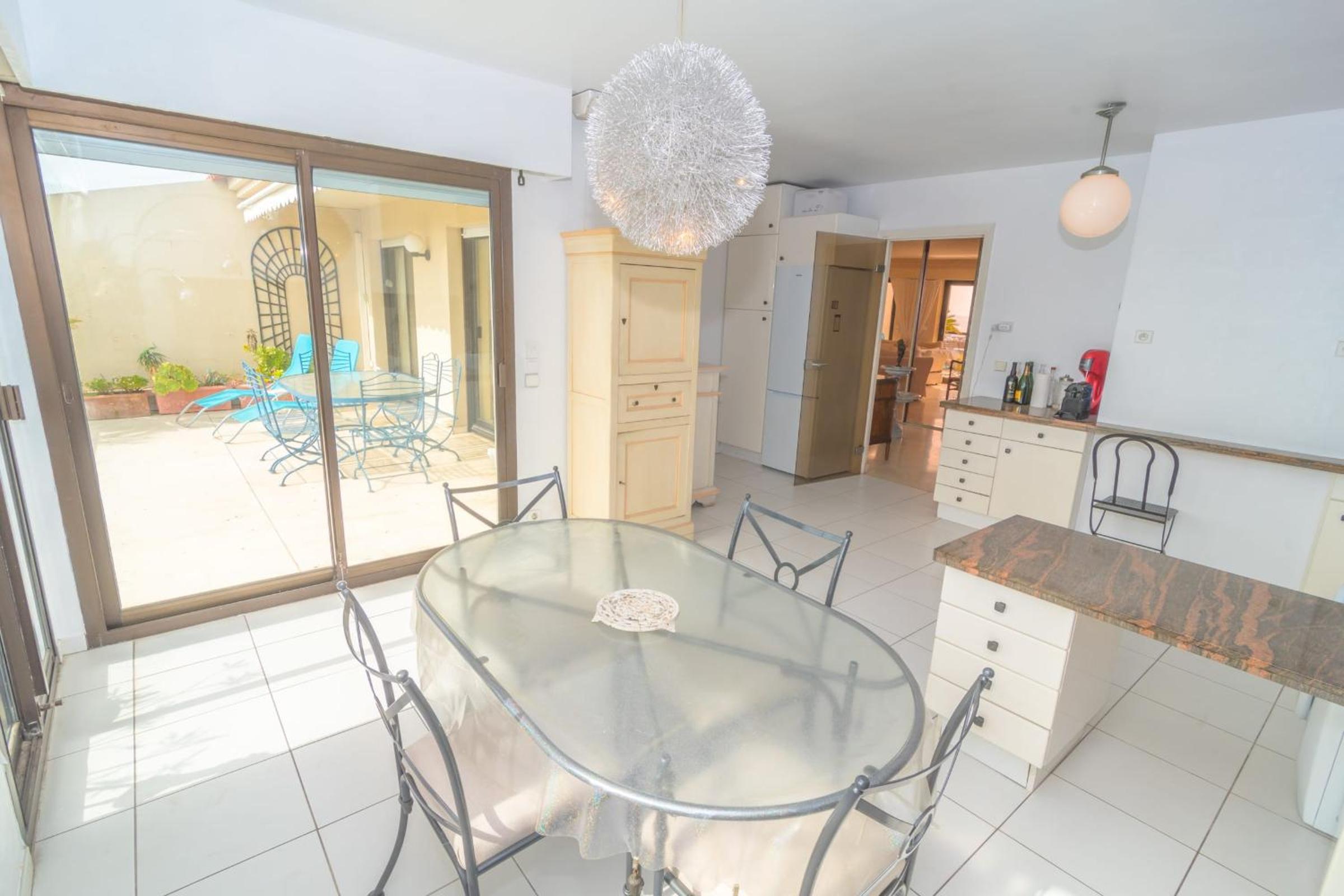 Cannes Stunning sea and old town view for our full comfort 3 BR with balcony by Olam Properties photo 5