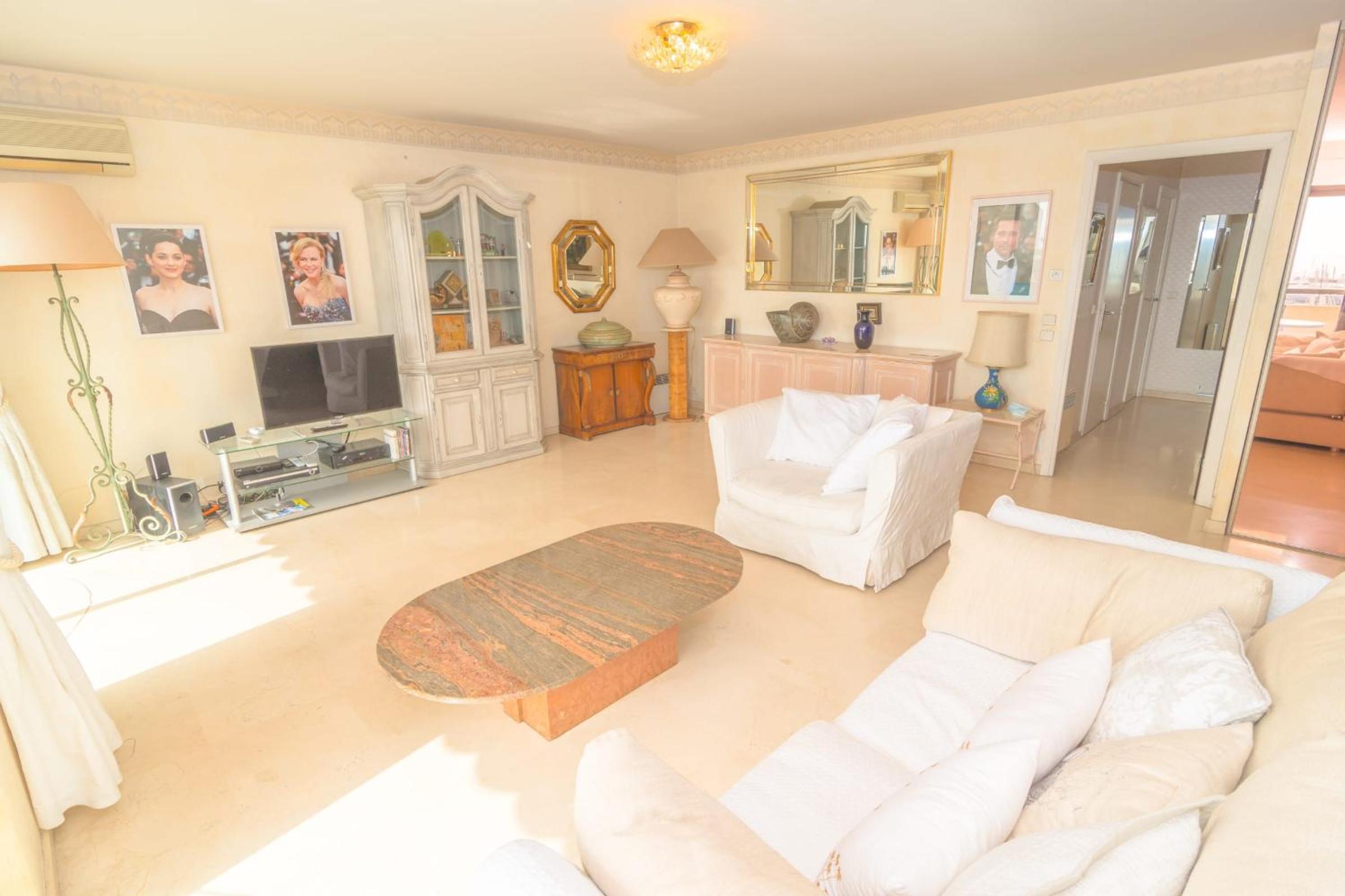 Cannes Stunning sea and old town view for our full comfort 3 BR with balcony by Olam Properties photo 3