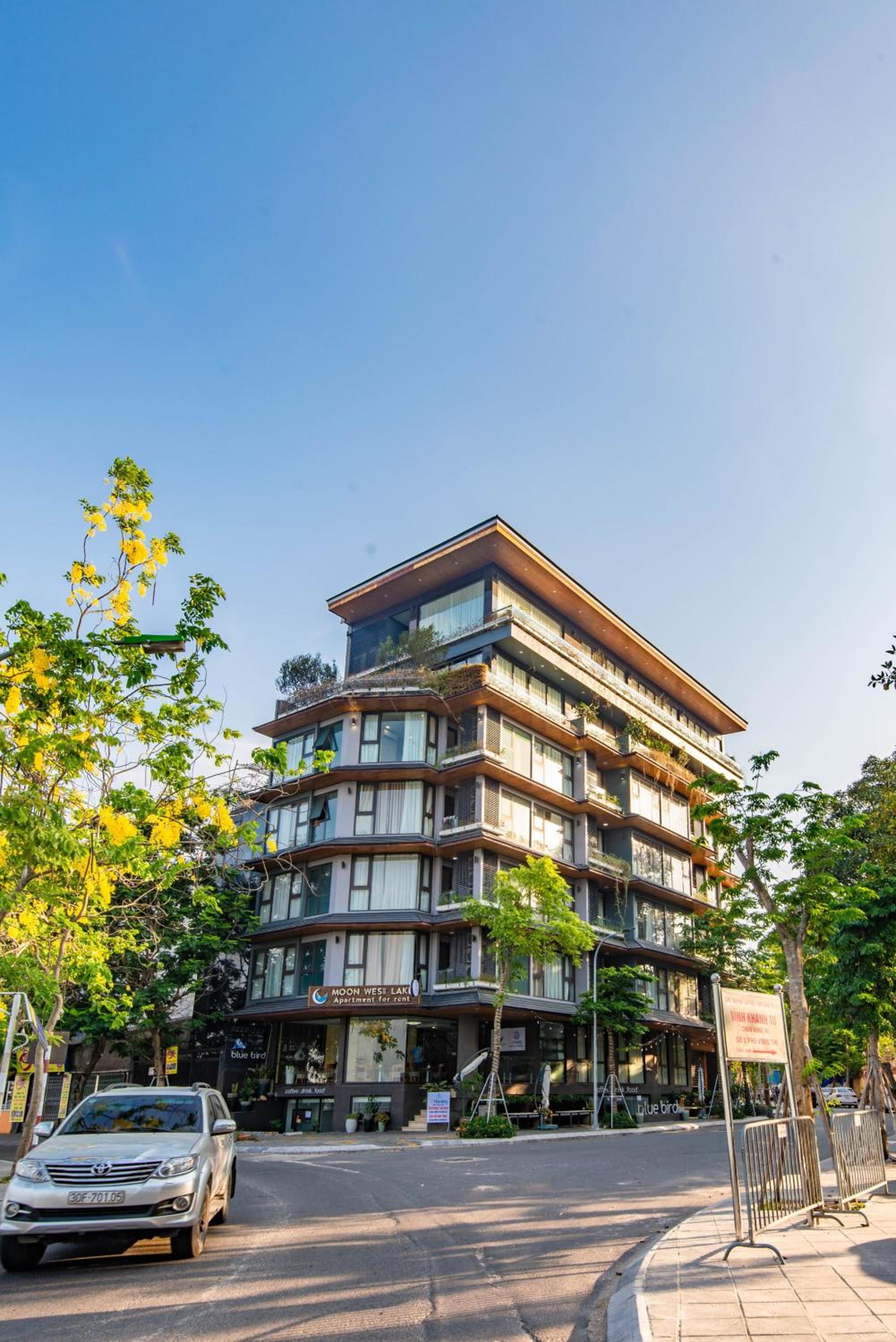 22Land Moon West Lake