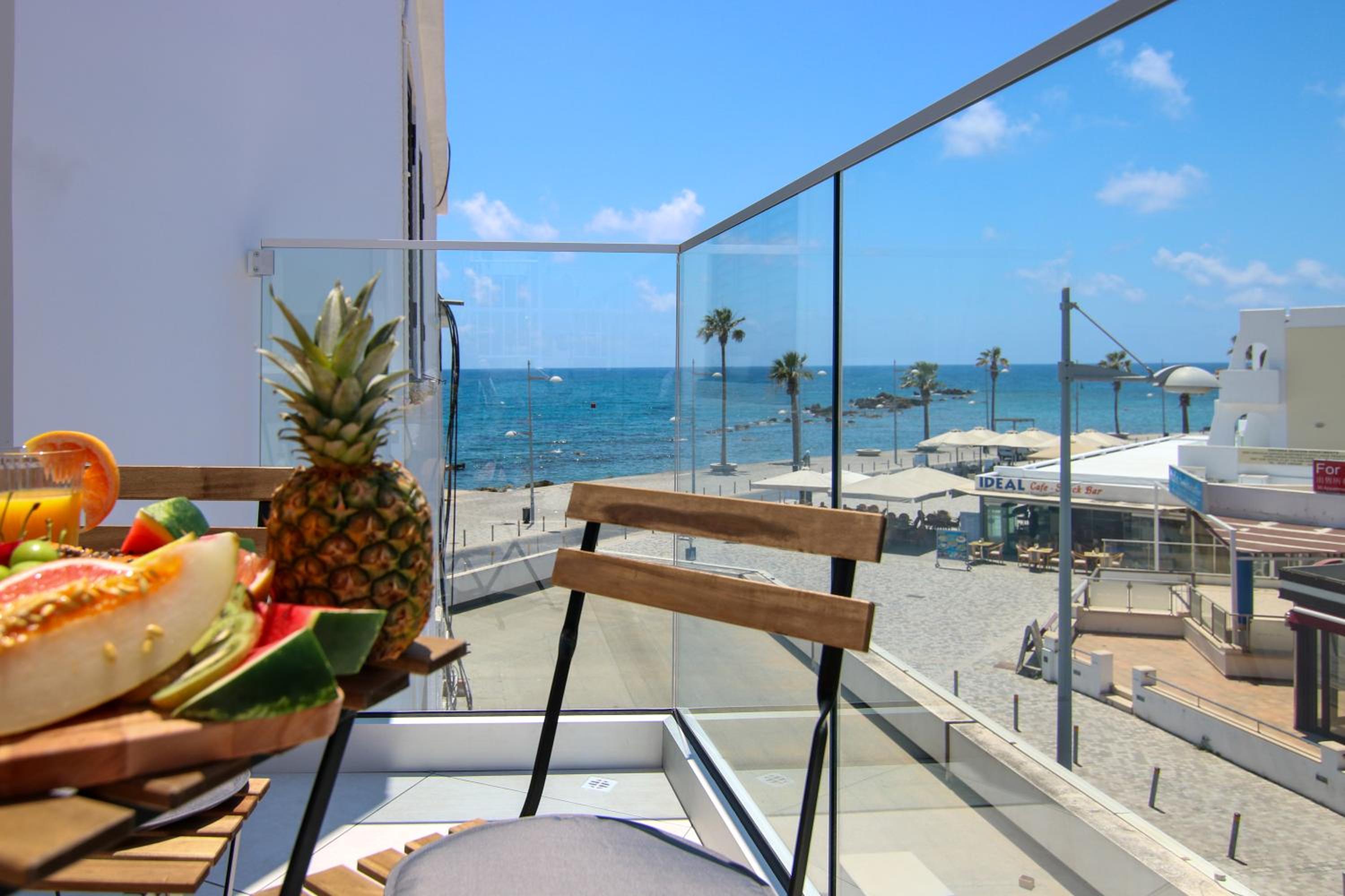 Phaedrus Living: Seaside Luxury Flat Lighthouse 74
